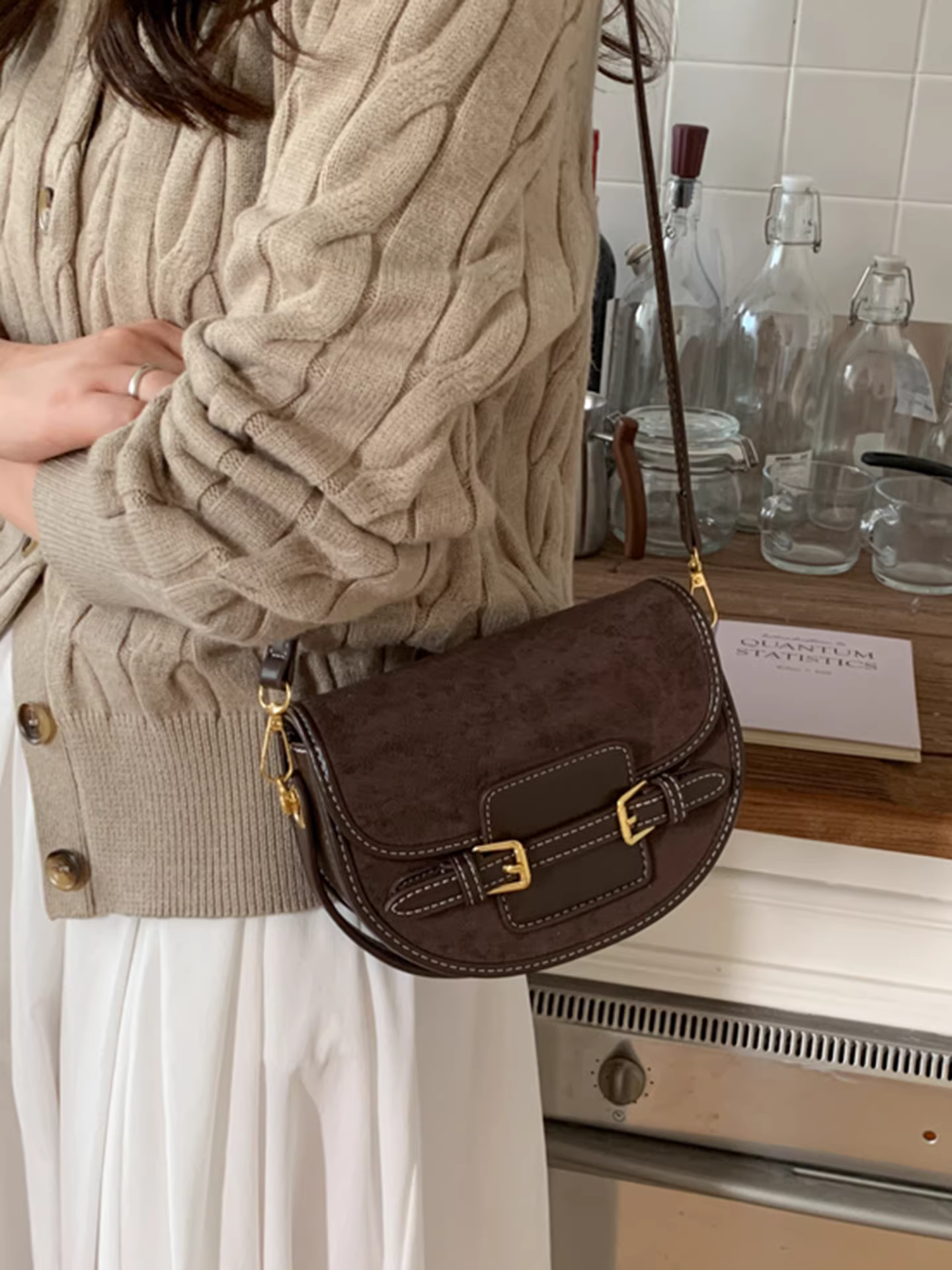 Túi xách nữ cao cấp mùa thu đông, chất liệu lì retro kiểu dáng mới 2025, túi đeo chéo thời thượng, túi yên ngựa hot trend trên mạng xã hội.