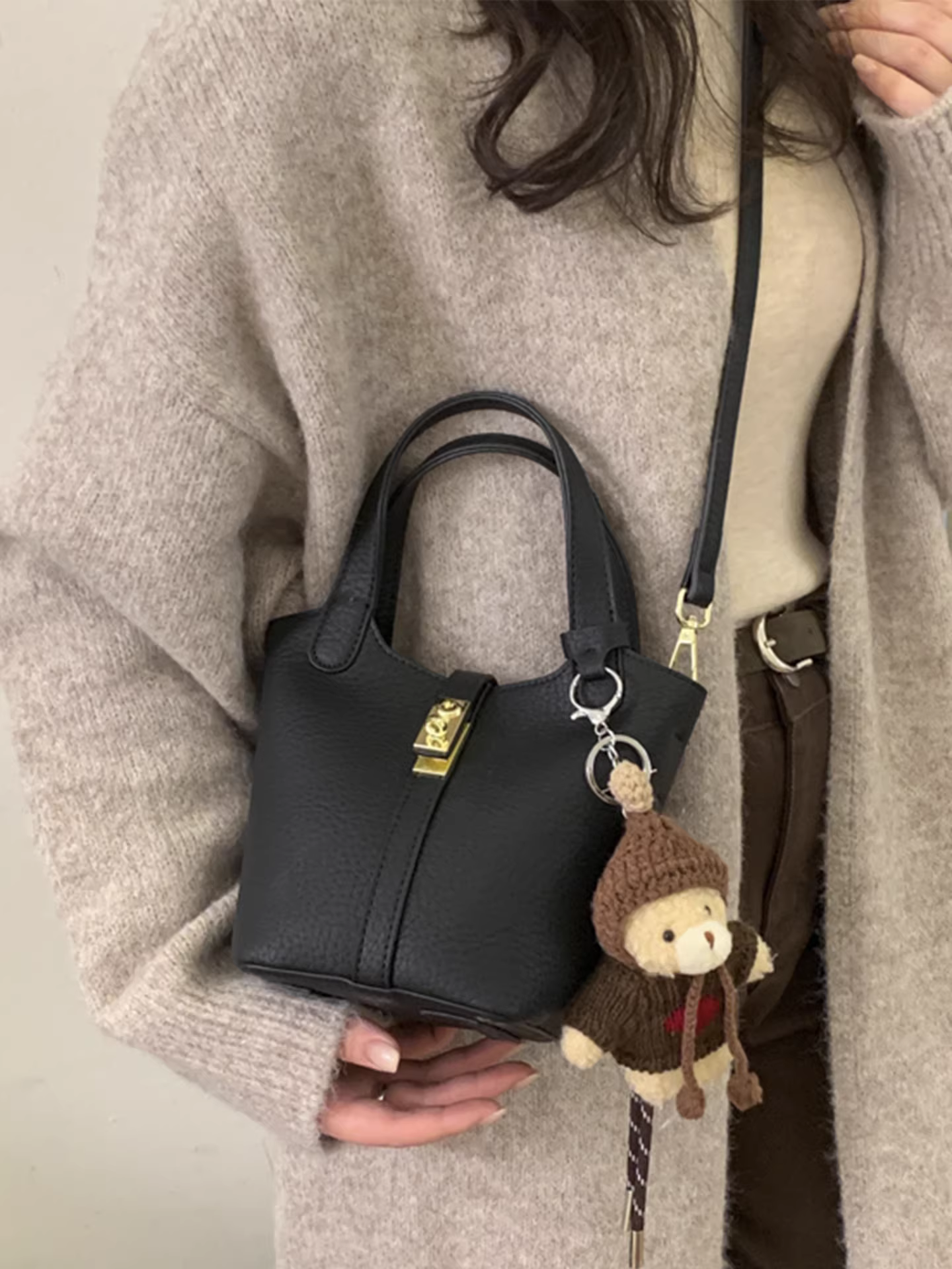 Túi nhỏ siêu hot dành cho nữ, đa năng cho mùa thu đông, mẫu mới 2025, túi đeo chéo, mặt hàng hot xu hướng năm nay, túi bucket phong cách ins.