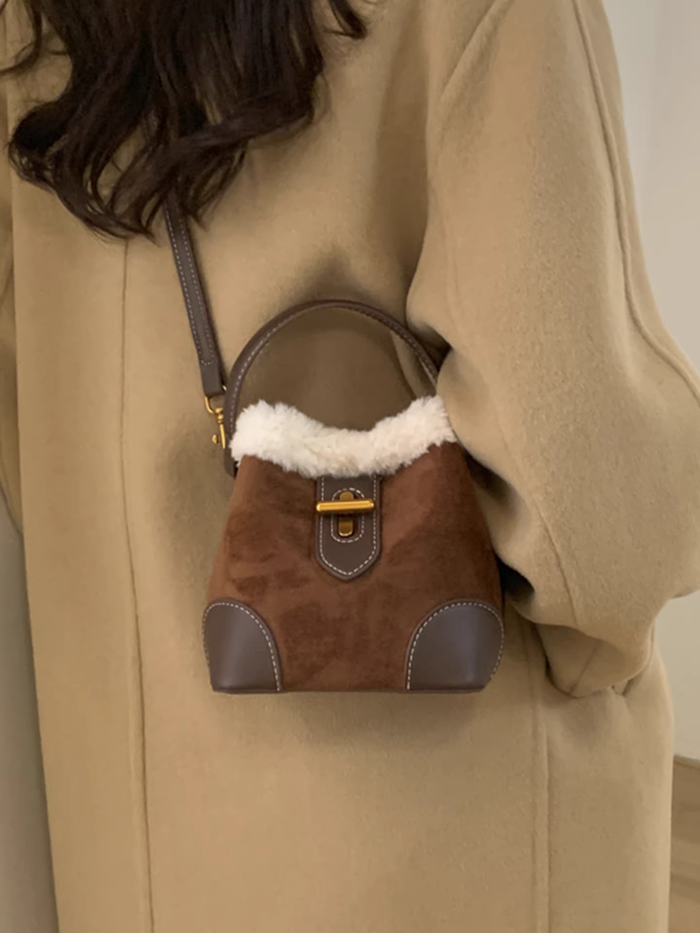 Túi mini cao cấp dành cho nữ, mẫu mới thu đông 2025, túi đeo chéo retro mờ, túi xách tay dáng xô lông mềm