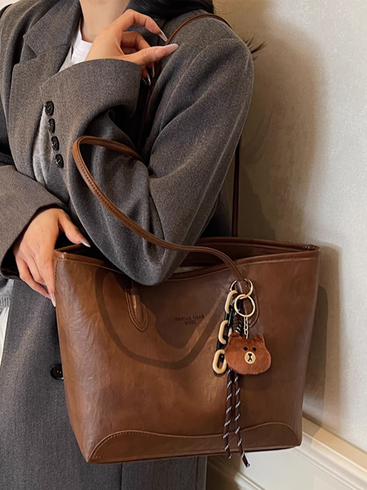 Những mẫu túi xách nữ được ưa chuộng năm nay là túi đeo vai cỡ lớn, kiểu dáng đơn giản và đa năng, phong cách retro, thích hợp đi làm, mùa thu đông 2025.