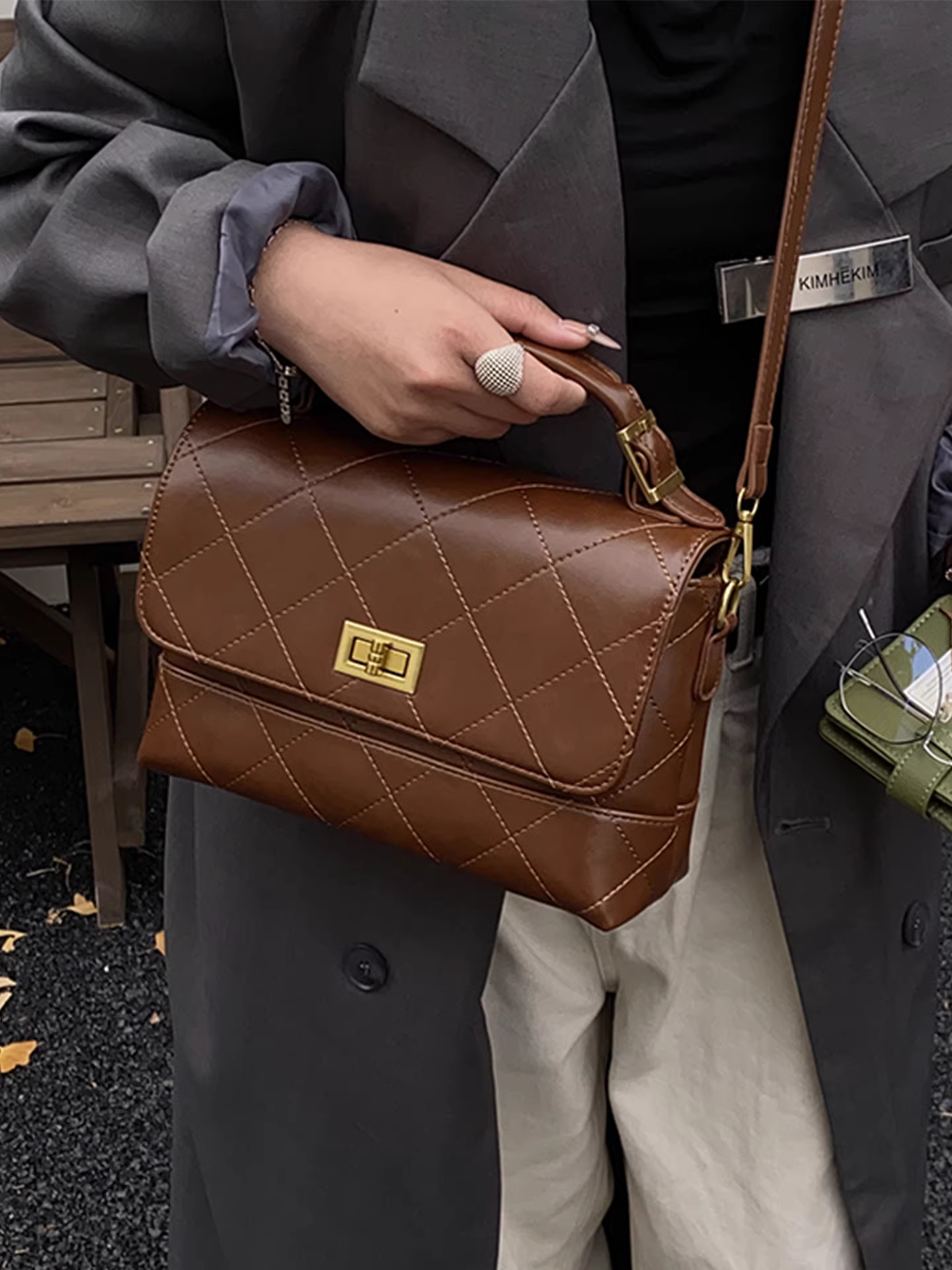Túi xách cổ điển dành cho nữ, mẫu mới thu đông 2025, túi đeo chéo đa năng, túi vuông nhỏ may chần bông thời trang giản dị năm nay.