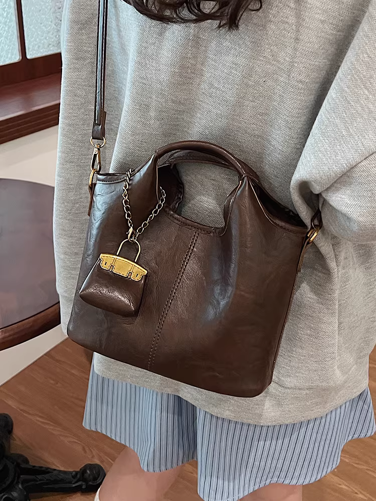 Túi xách tay nữ 2025 kiểu dáng mới thời thượng thu đông, phong cách giản dị, dung tích lớn, kiểu retro, đa năng, đeo chéo, túi mẹ và con gái