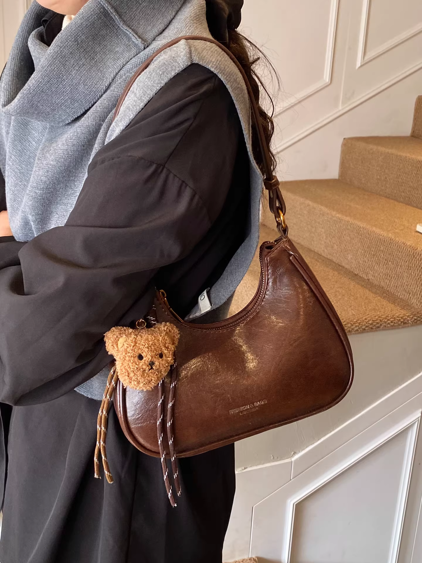 Túi xách nữ cao cấp thời trang, mẫu mới thu đông 2025, phong cách vintage độc đáo, đeo chéo một bên vai, túi bánh bao hot trên mạng xã hội.