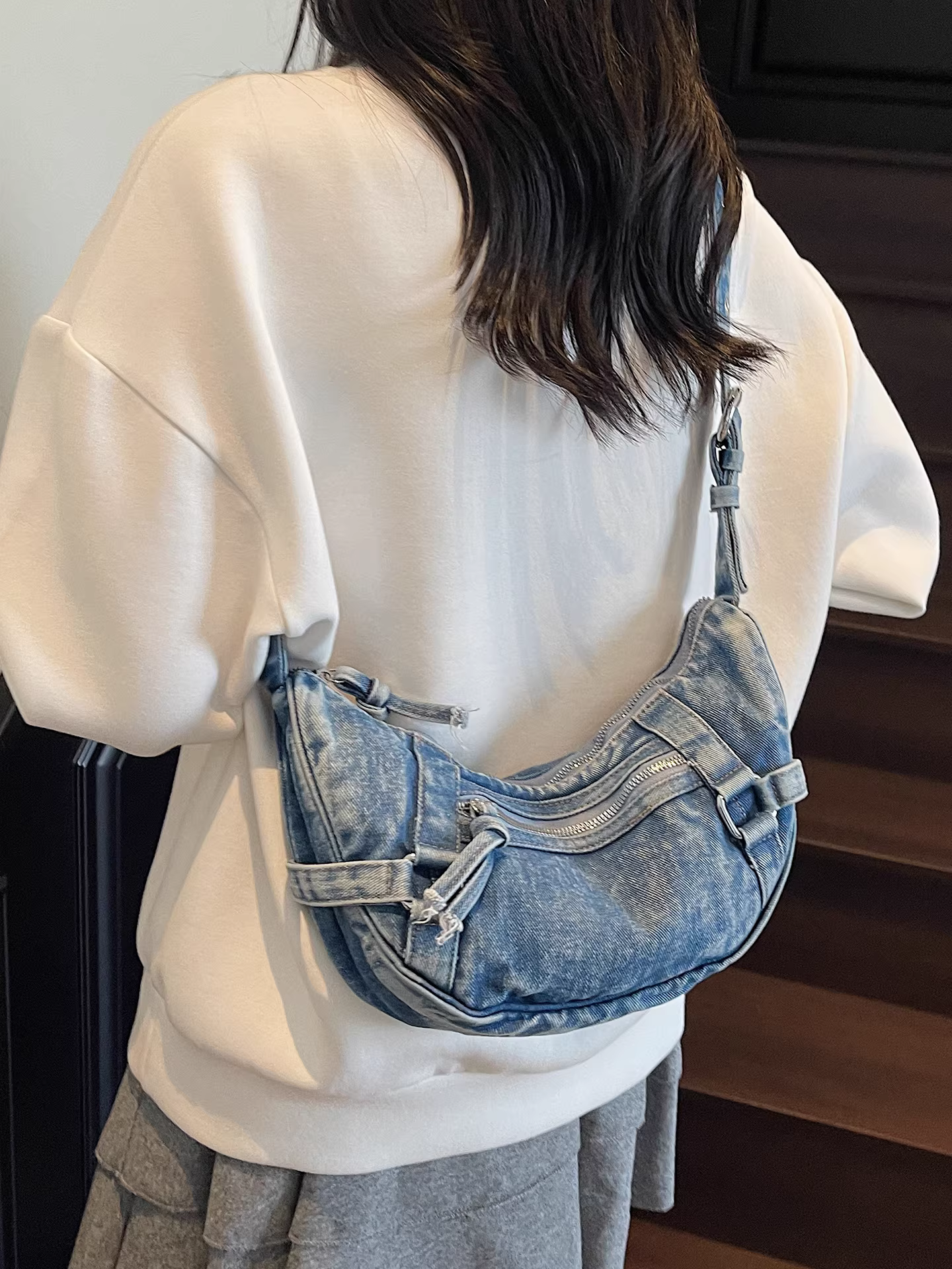 Túi denim nữ, dung tích lớn, thiết kế độc đáo mùa hè 2025, túi đeo chéo một bên vai, túi bánh bao đi làm thường ngày.