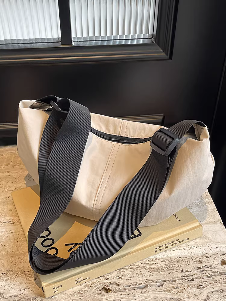Túi vải bố cỡ lớn dành cho nữ, mẫu mới thời trang thu đông 2025, thiết kế độc đáo đeo chéo một bên vai, túi bánh bao đi làm.