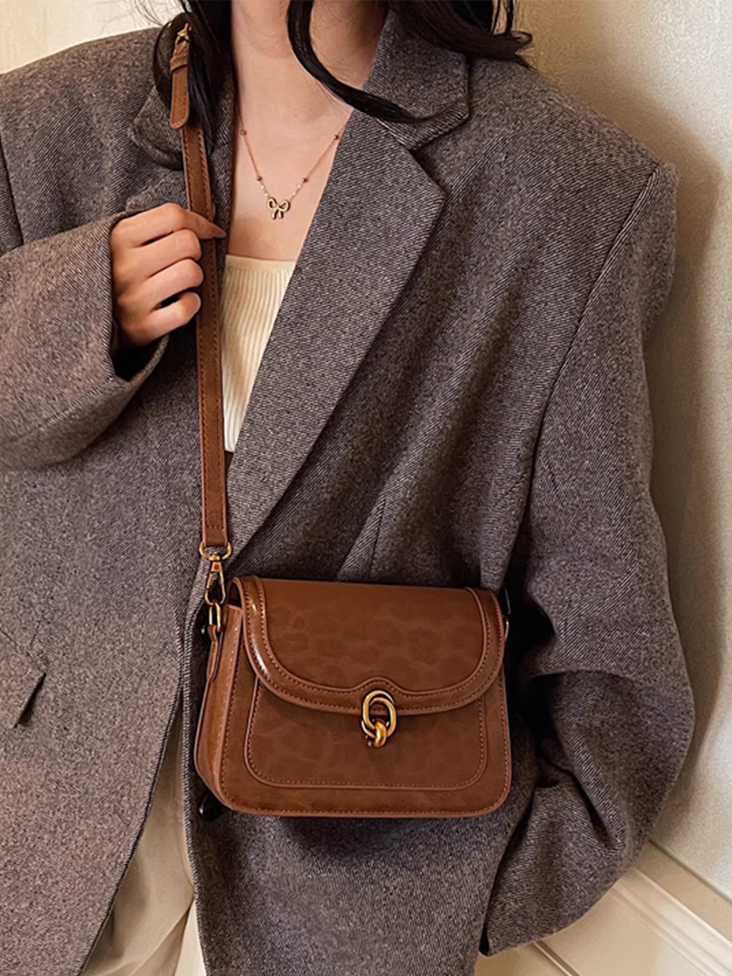 Túi nhỏ siêu hot dành cho nữ, phong cách retro thu đông 2025, túi đeo chéo họa tiết da báo, kiểu dáng hot trên mạng xã hội, túi vuông nhỏ phong cách casual.