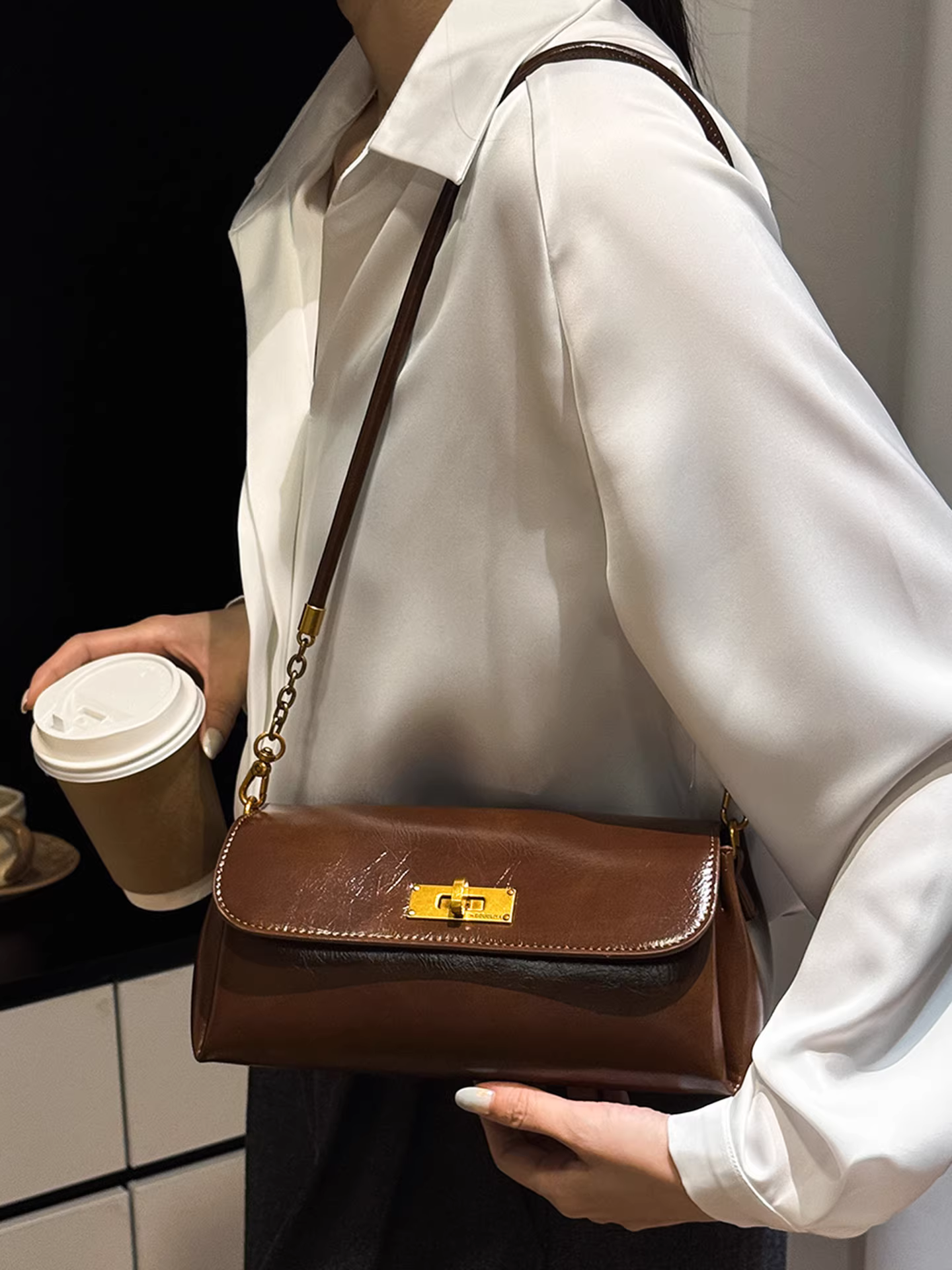 Túi xách nữ thời trang cao cấp, dung tích lớn, mẫu mới thu đông 2025, túi đeo chéo retro, túi đeo nách kiểu gối đang được ưa chuộng.