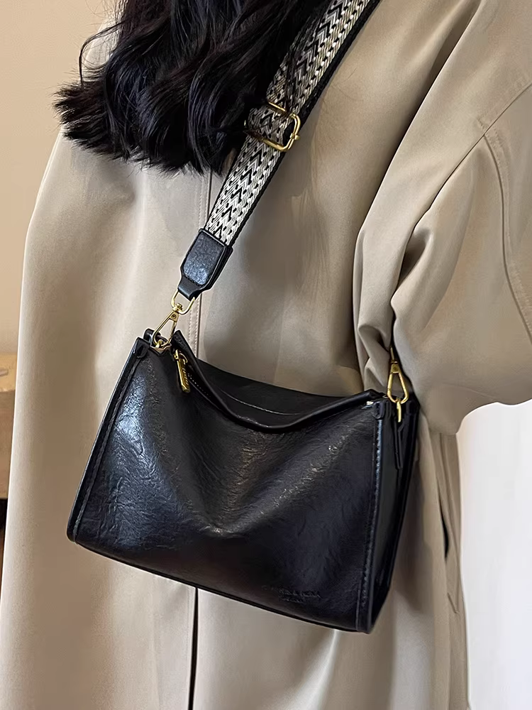 Những chiếc túi nhỏ phổ biến năm nay dành cho nữ rất đa năng trong mùa thu đông. Túi đeo chéo kiểu gối thời trang retro dây đeo rộng mới năm 2025.