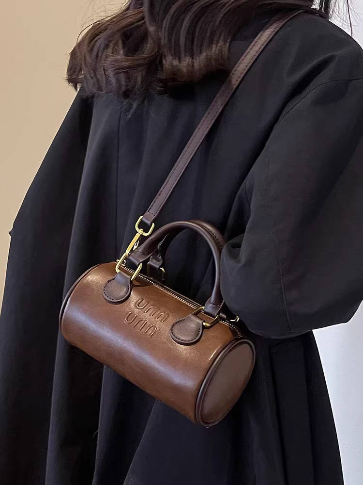 Túi xách thiết kế độc đáo dành cho nữ, thời trang thu đông 2025 mới, cảm giác cao cấp, túi đeo chéo một bên vai, túi hình trụ cầm tay cổ điển.