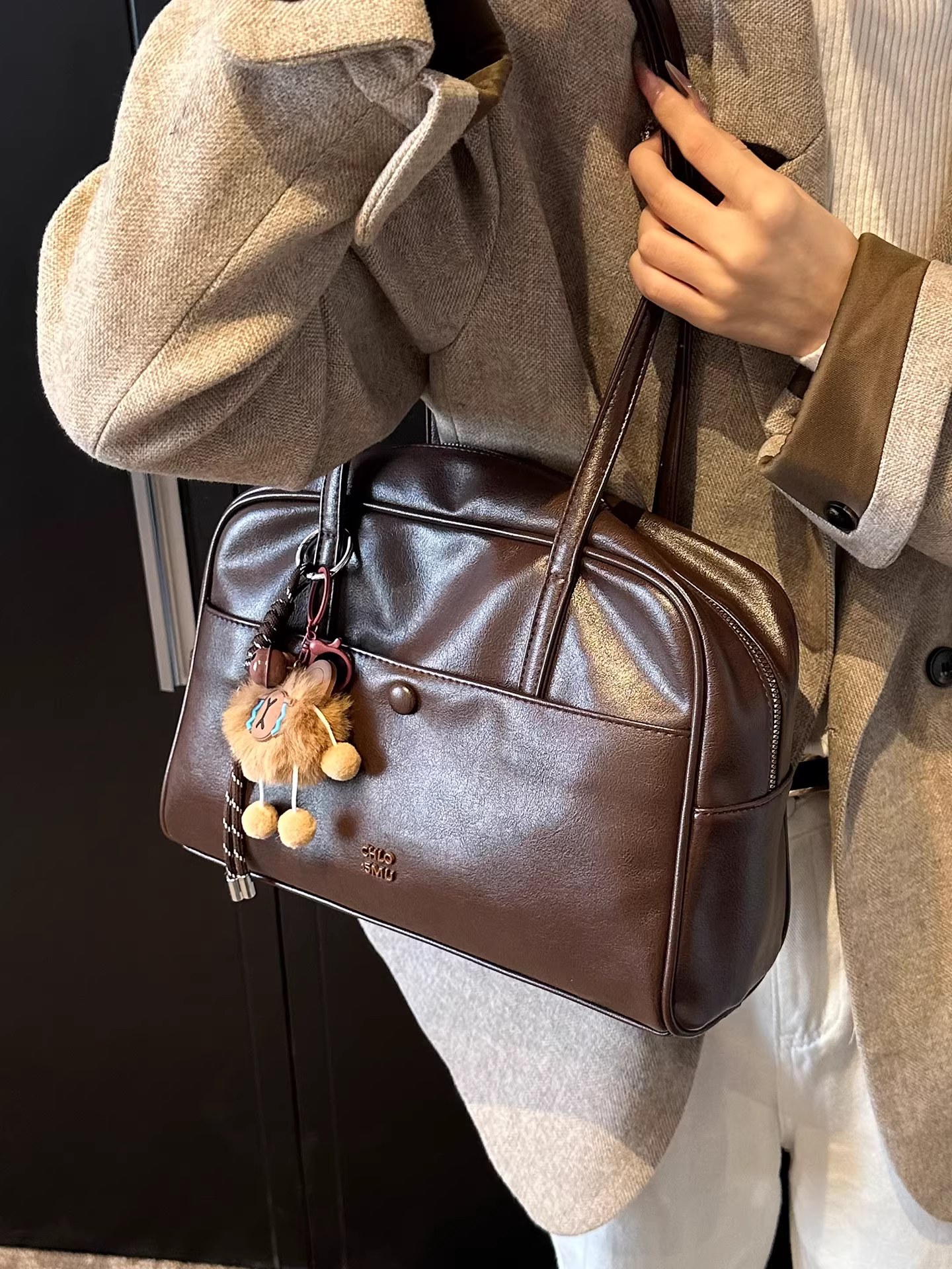 Túi đeo chéo nữ retro, dung tích lớn, mẫu mới thu đông 2025, đa năng, đơn giản, thích hợp đi làm và phối đồ công sở.