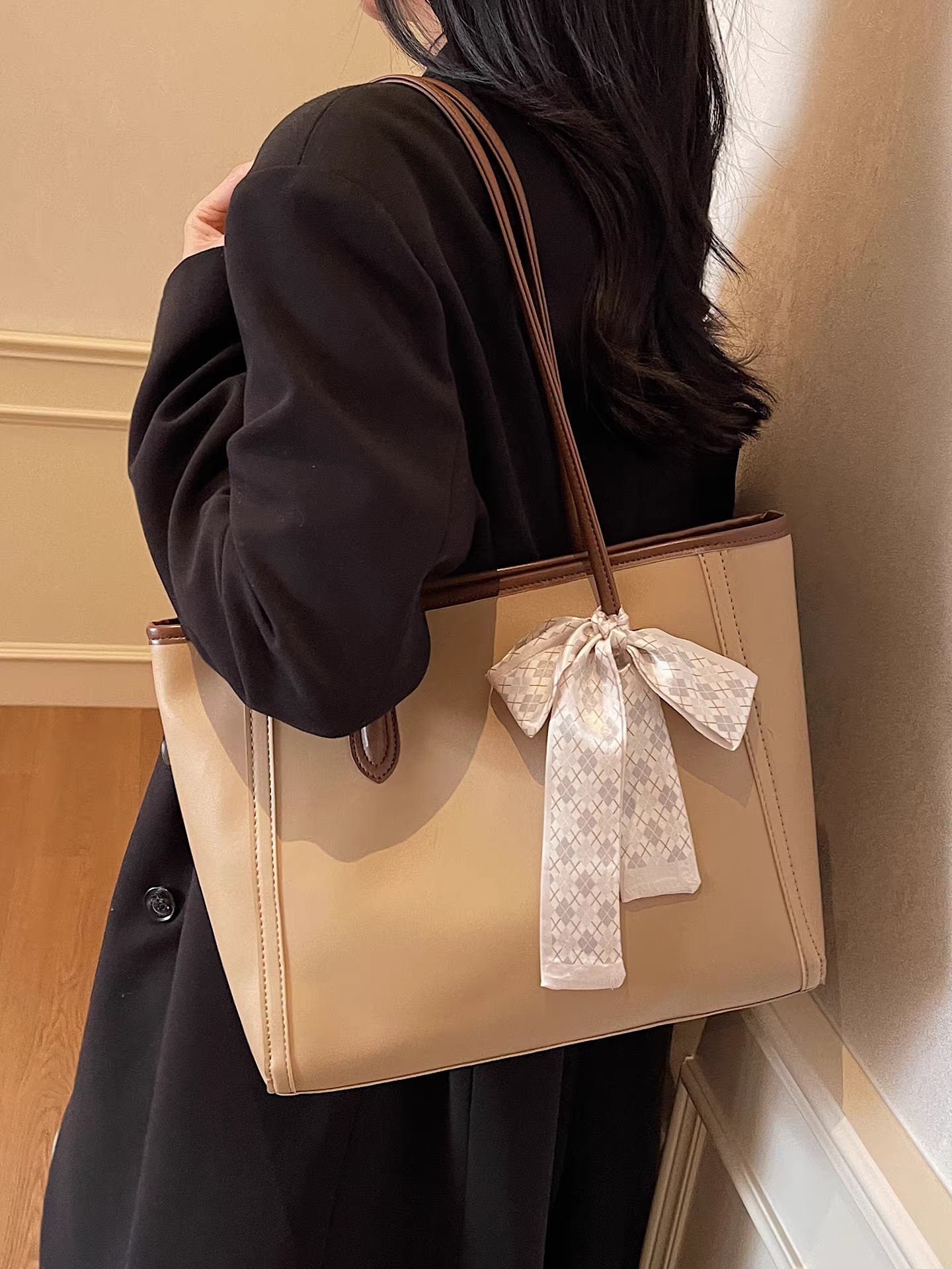 Túi xách nữ dung tích lớn, đa năng trong mùa thu đông, kiểu dáng mới 2025, túi đeo vai đơn giản, phong cách thường ngày, túi tote chất liệu bền chắc, thích hợp đi làm và đi chơi