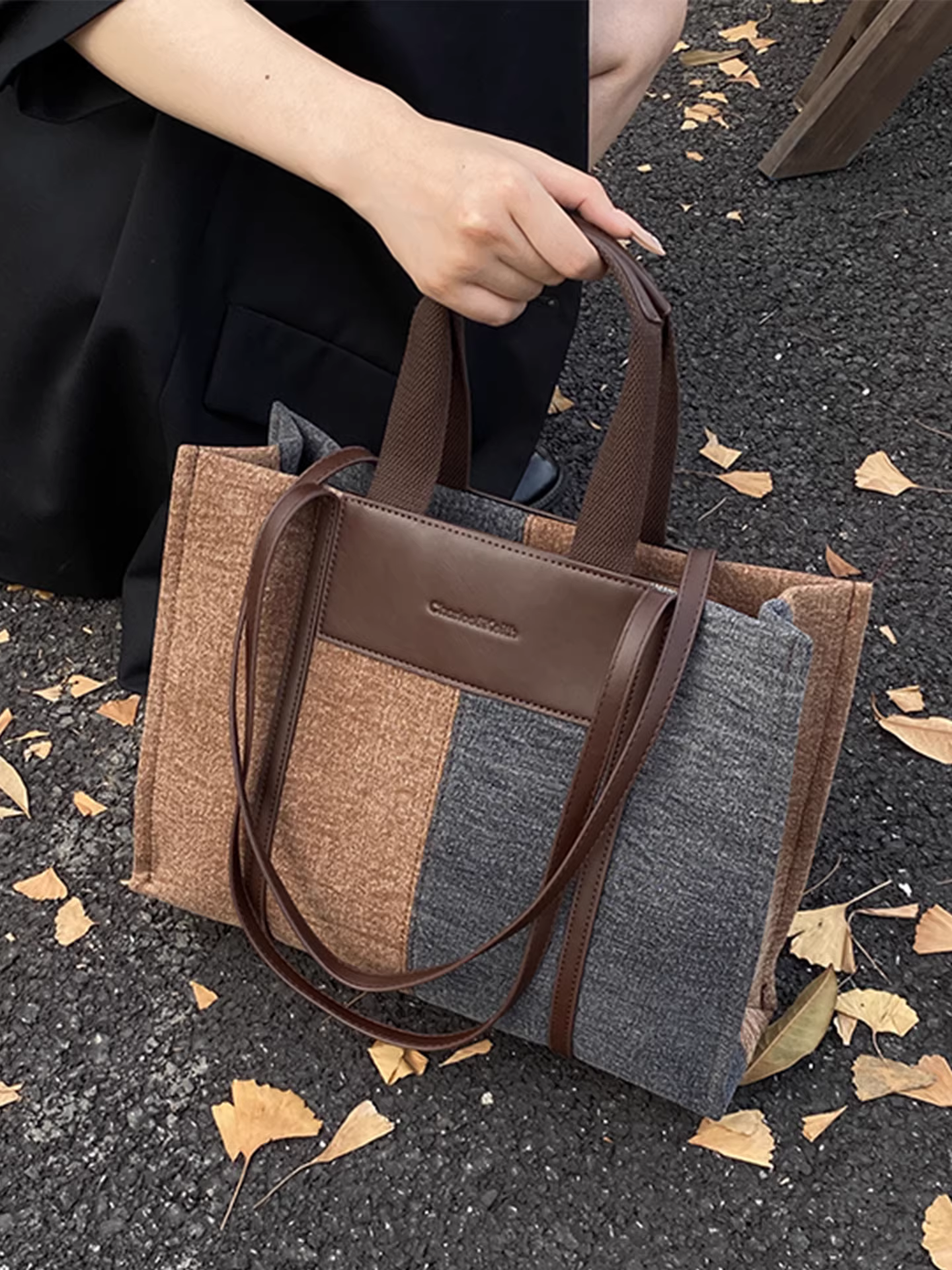 Túi denim nữ, dung tích lớn, màu phối chắp vá mùa thu đông 2025 mới, túi đeo vai dành cho học sinh đi học.