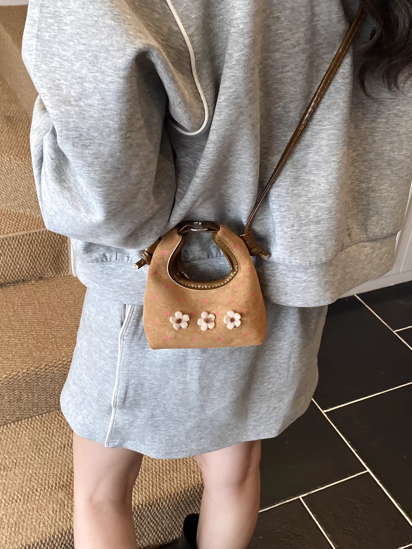 Túi mini cao cấp dành cho nữ, mẫu mới hè 2025, thời trang mờ nhám phong cách retro, đeo chéo, cầm tay kiểu bánh bao.