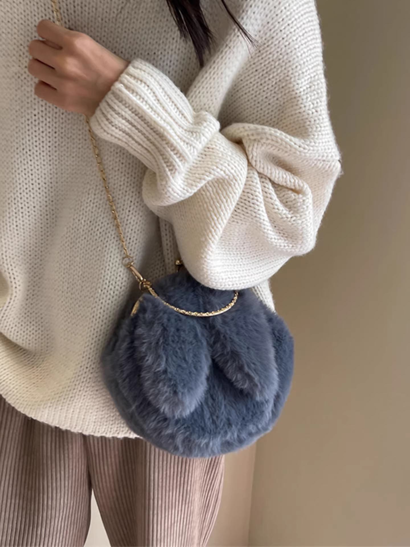 Túi xách lông thú cao cấp dành cho nữ, mẫu mới thu đông 2025, túi đeo chéo dây xích, túi tròn lông xù dễ thương