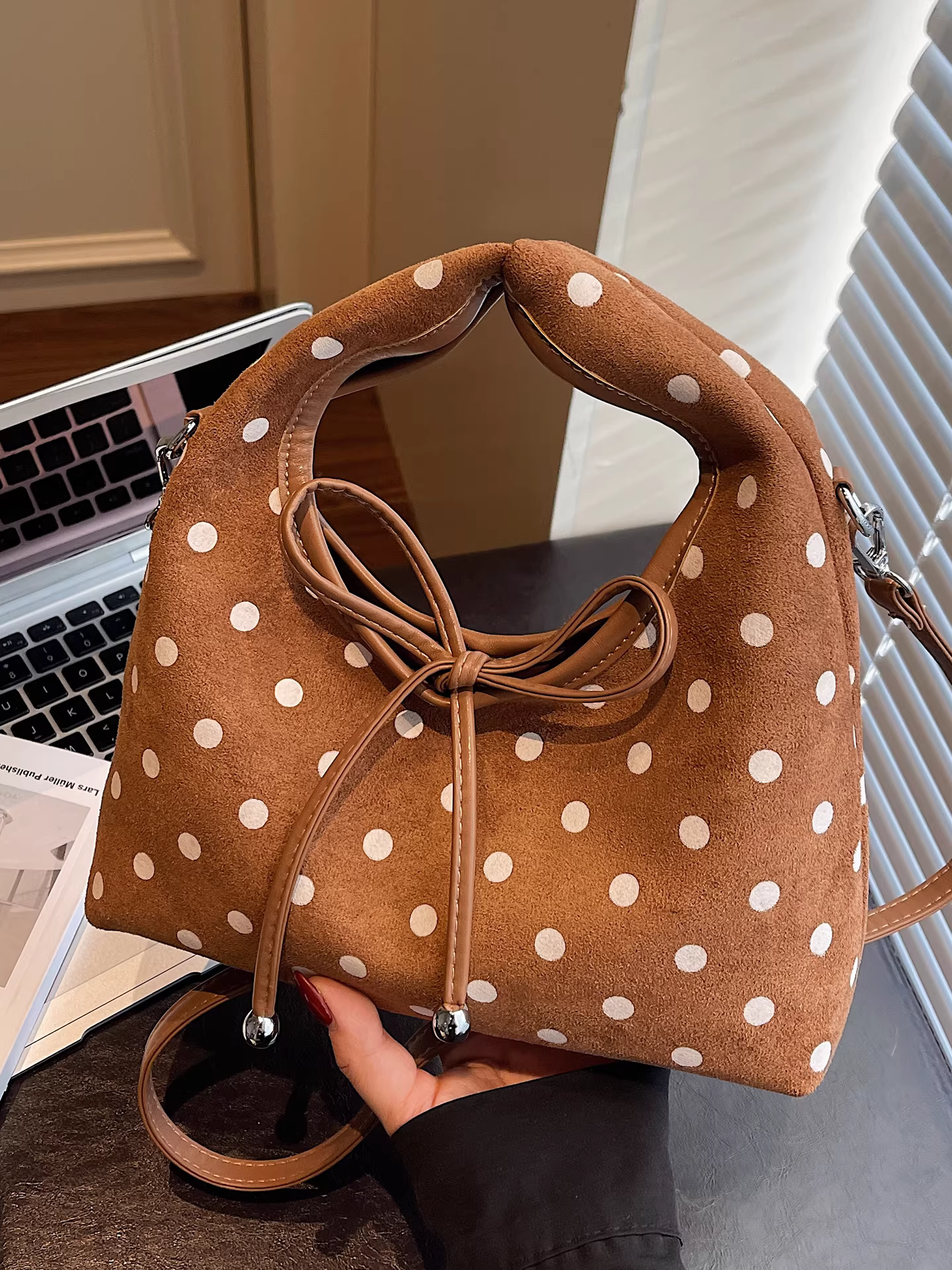 Túi da lộn nữ, kiểu mới thu đông 2025, túi đeo chéo chấm bi retro giản dị, túi xách cao cấp kiểu bánh bao.