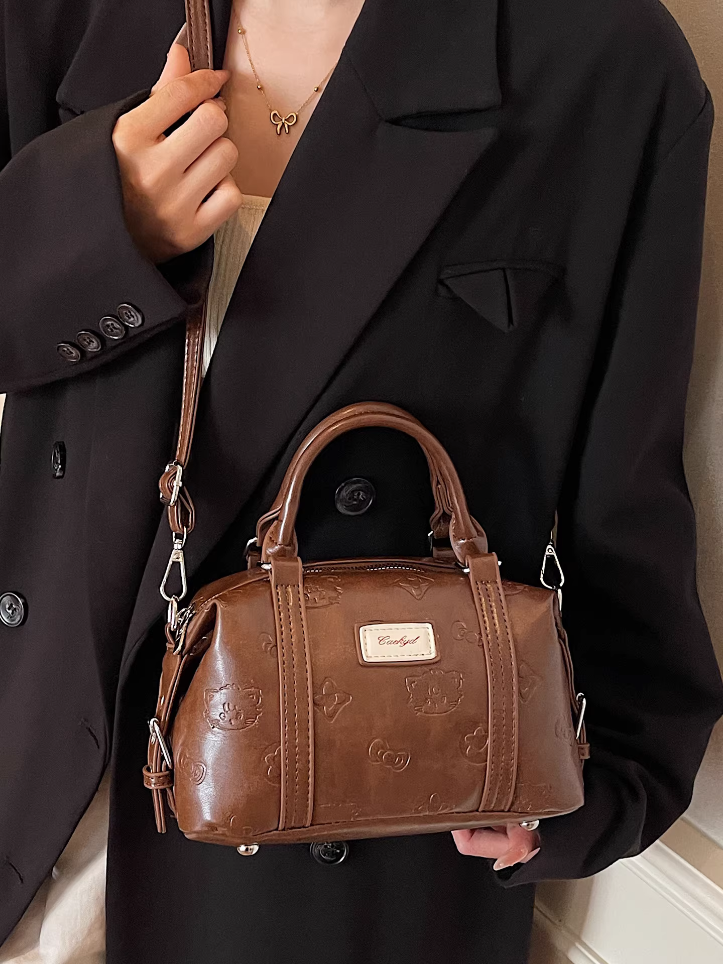 Túi nhỏ retro dành cho nữ, đa năng trong mùa thu đông, kiểu dáng mới năm 2025, túi đeo chéo/vách vai, mẫu túi gối cầm tay hot nhất năm nay