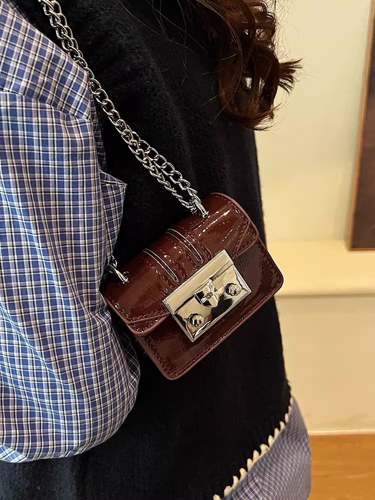 Túi mini cao cấp dành cho nữ, phong cách retro thu đông 2025, túi đeo chéo dây xích mới, túi đựng son môi thời thượng dành cho nữ