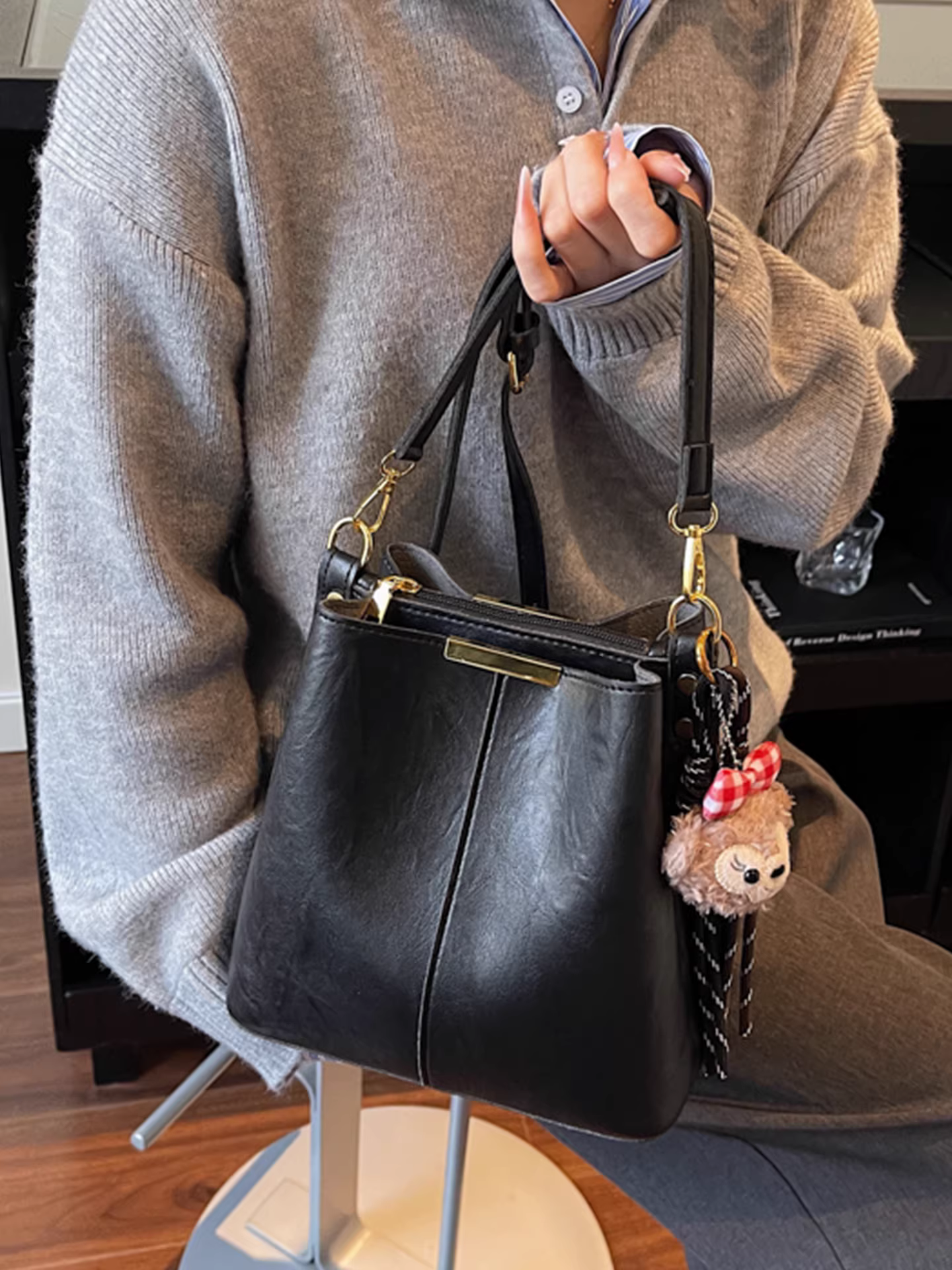 Những chiếc túi nhỏ phổ biến dành cho nữ năm nay là những mẫu túi đeo chéo một bên vai, kiểu dáng cổ điển mùa thu đông 2025, túi xô đơn giản và giản dị.