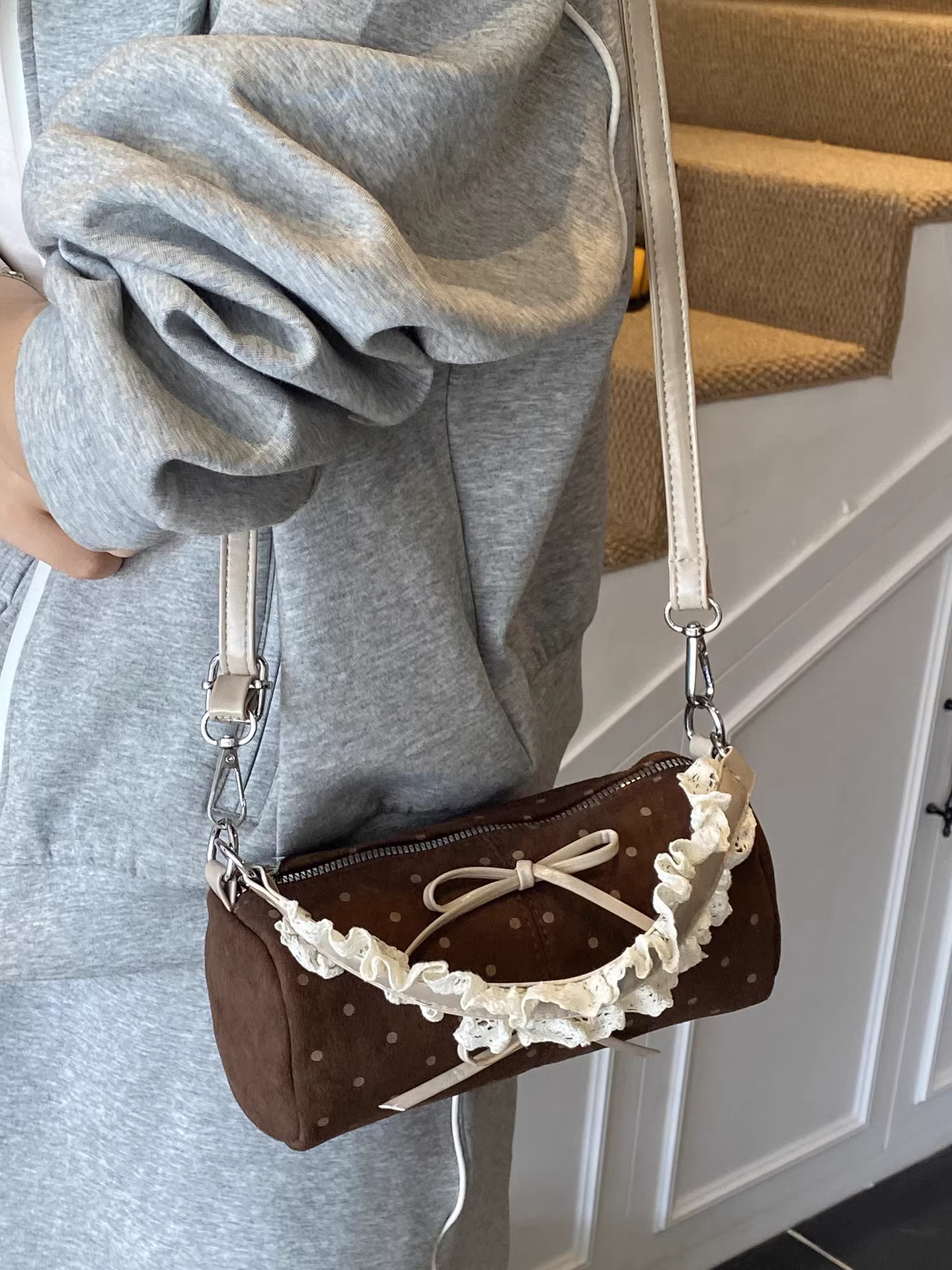 Túi xách thiết kế độc đáo dành cho nữ 2025, mẫu mới thu đông, phong cách retro, đeo chéo một bên vai, túi chấm bi mờ, túi hình trụ