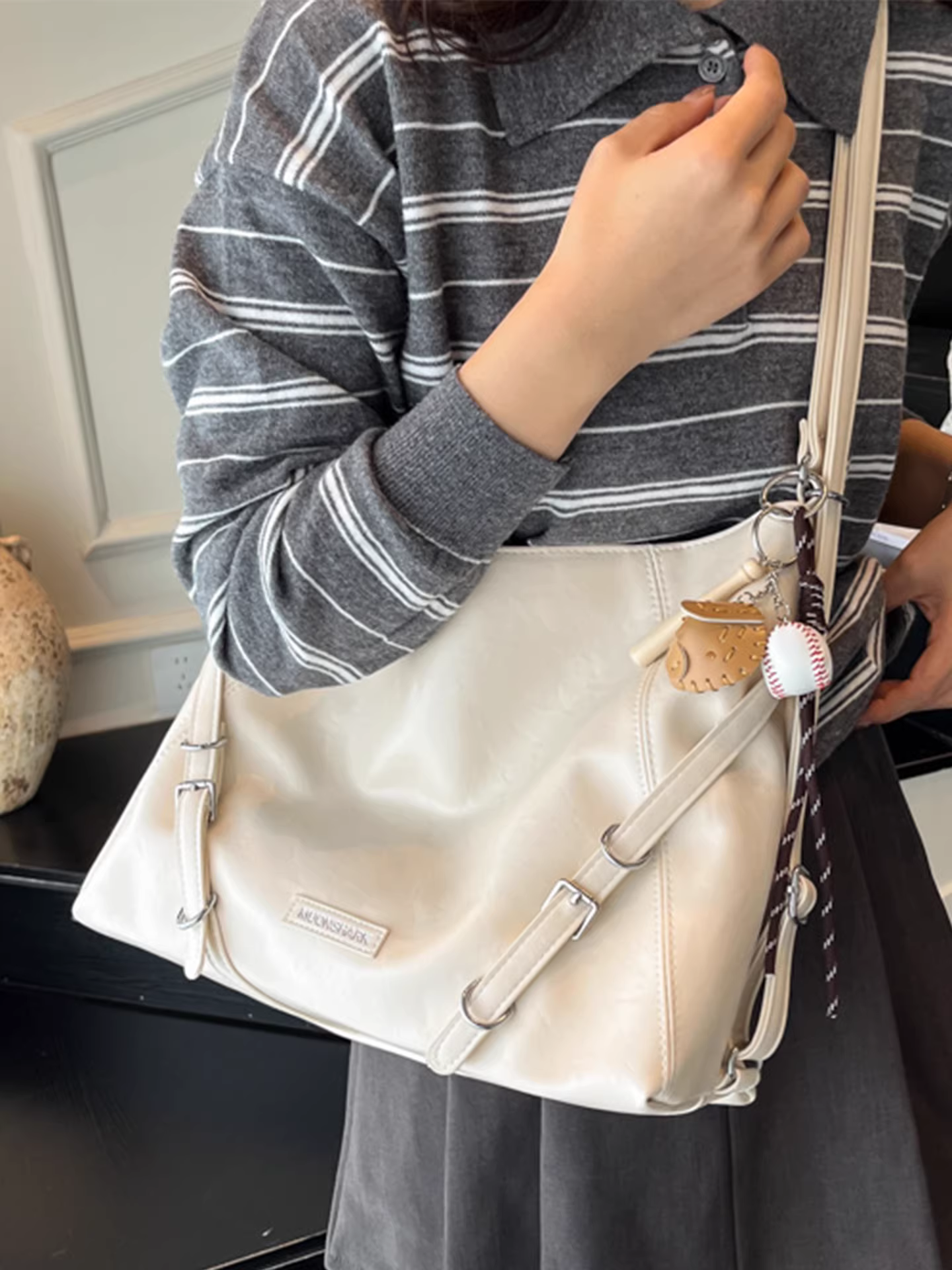 Túi tote nữ, dung tích lớn, thiết kế độc đáo thu đông 2025, túi đeo chéo một bên vai, balo đa năng.