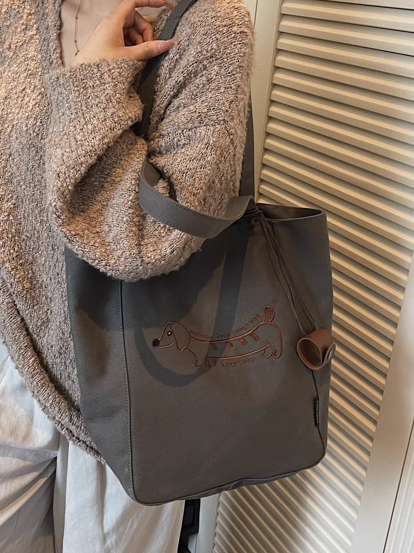 Túi vải canvas nữ, dung tích lớn, mẫu mới thu đông 2025, đa năng, đơn giản, đeo vai, túi tote học sinh chất liệu có vân dùng cho lớp học.