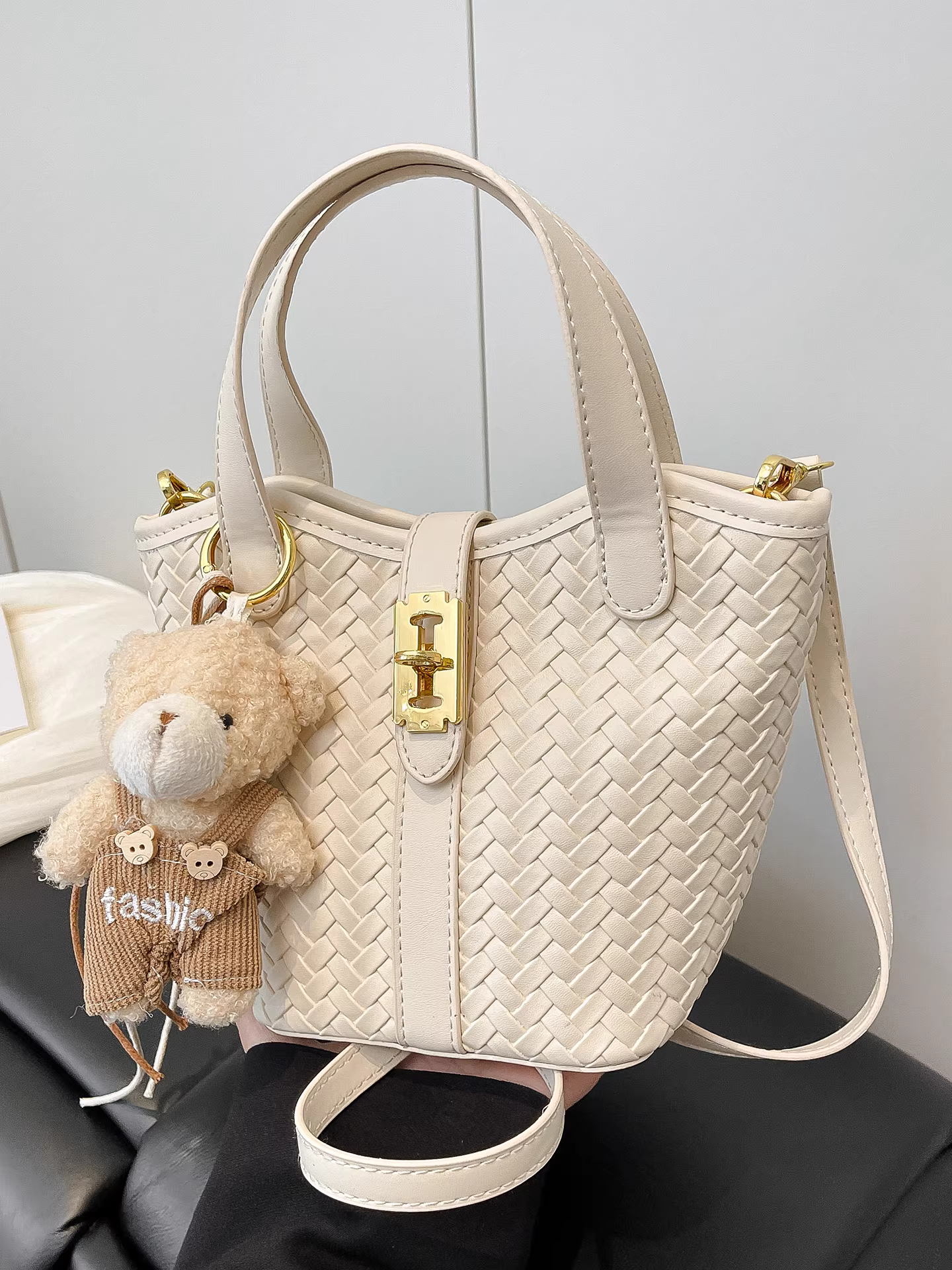 Những mẫu túi thời thượng được ưa chuộng năm nay dành cho nữ 2025, túi đeo chéo dệt kiểu retro độc đáo mùa thu đông, túi xách, túi bucket