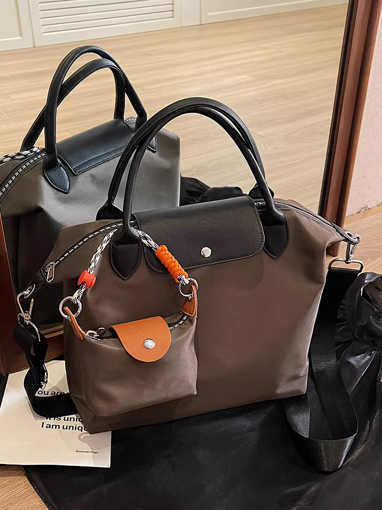 Túi nylon dành cho nữ, sức chứa lớn, túi đeo chéo đa năng thu đông 2025, túi xách đi học và đi làm.