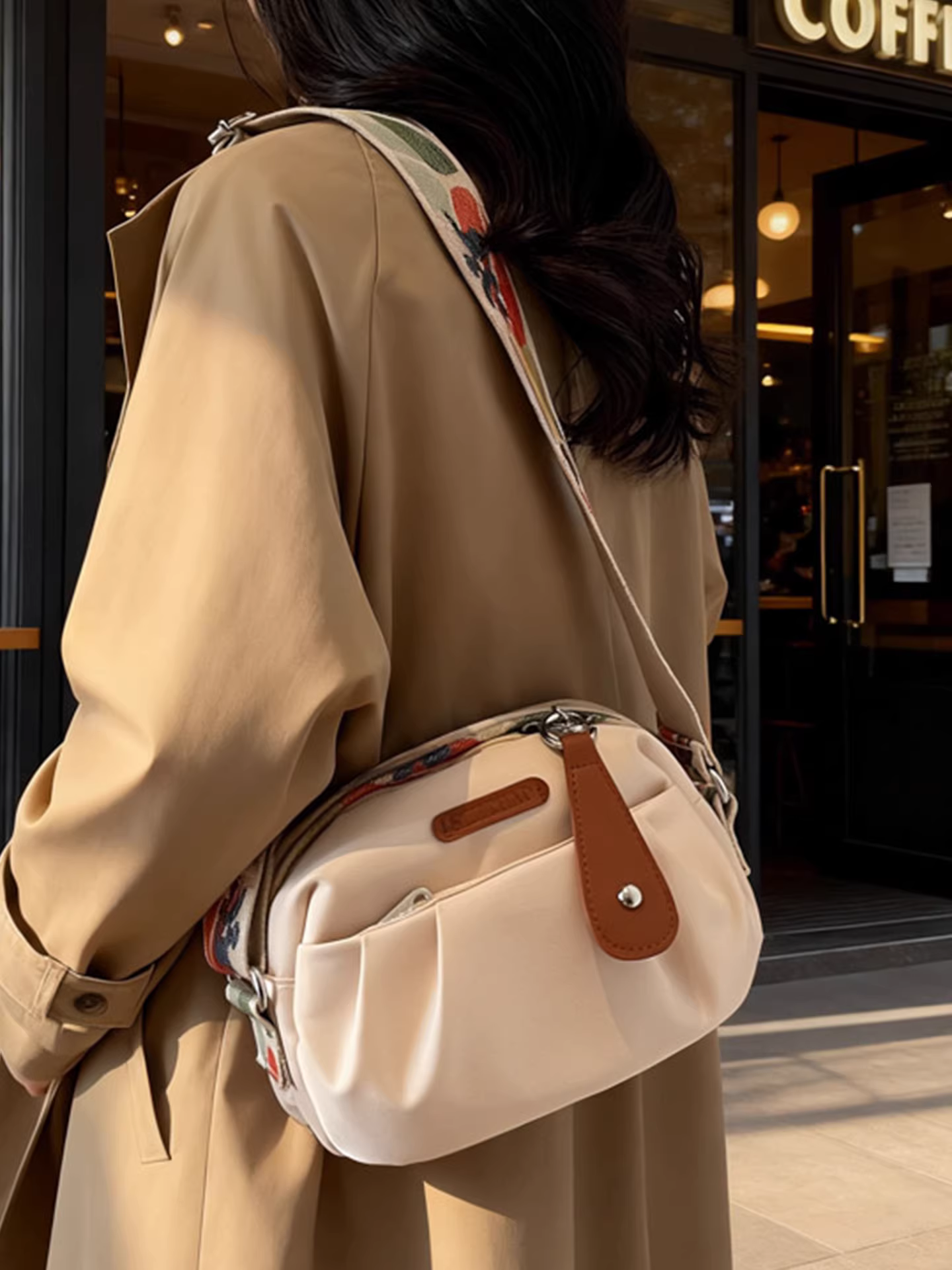 Túi nylon nữ, kiểu mới thu đông 2025, túi đeo chéo quai rộng phong cách giản dị, cao cấp, thời thượng, túi vuông nhỏ xếp ly đang thịnh hành