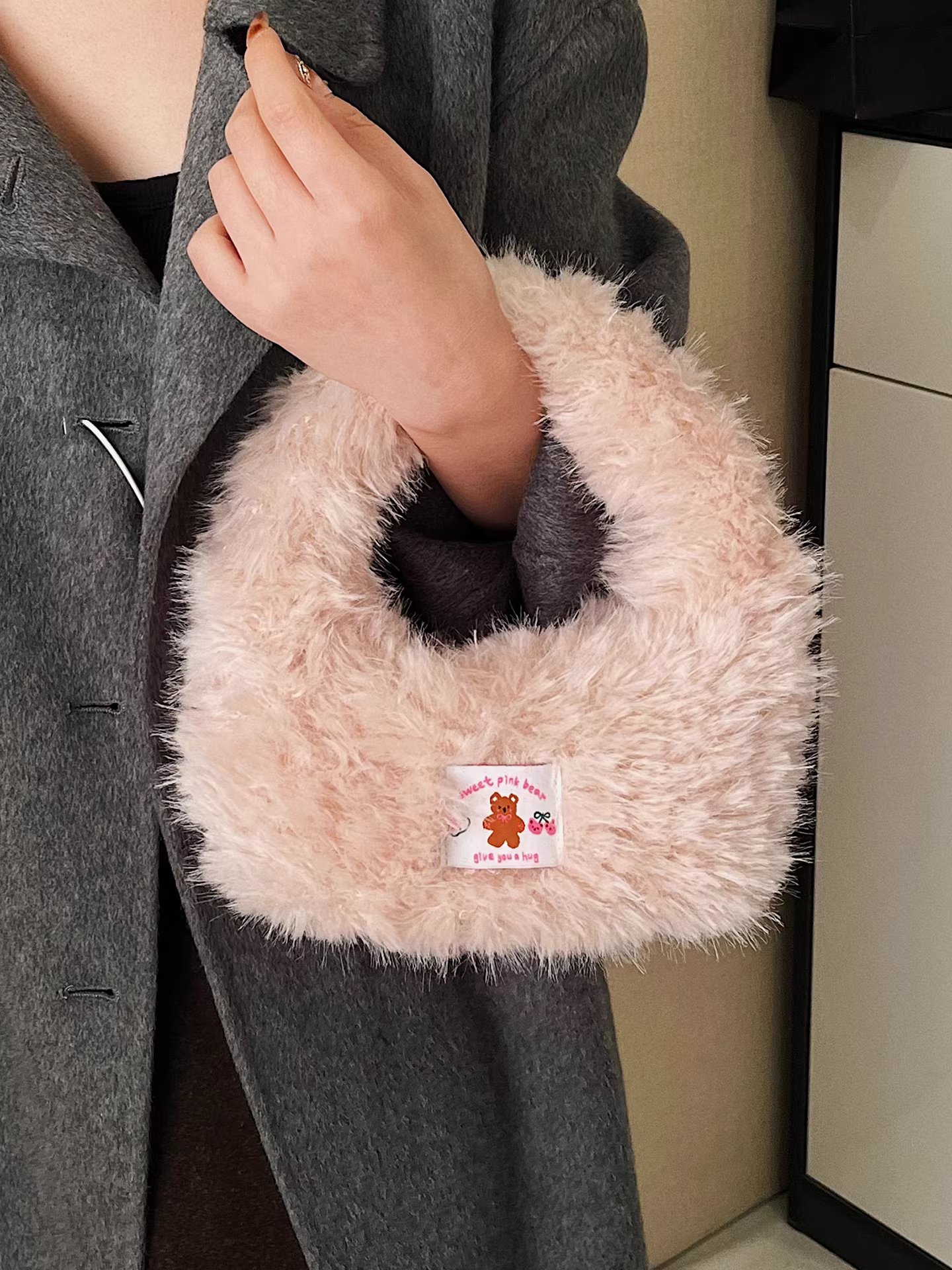 Túi xách lông mềm dành cho nữ, thiết kế độc đáo mùa thu đông 2025, túi xách siêu hot, túi bucket lông cao cấp