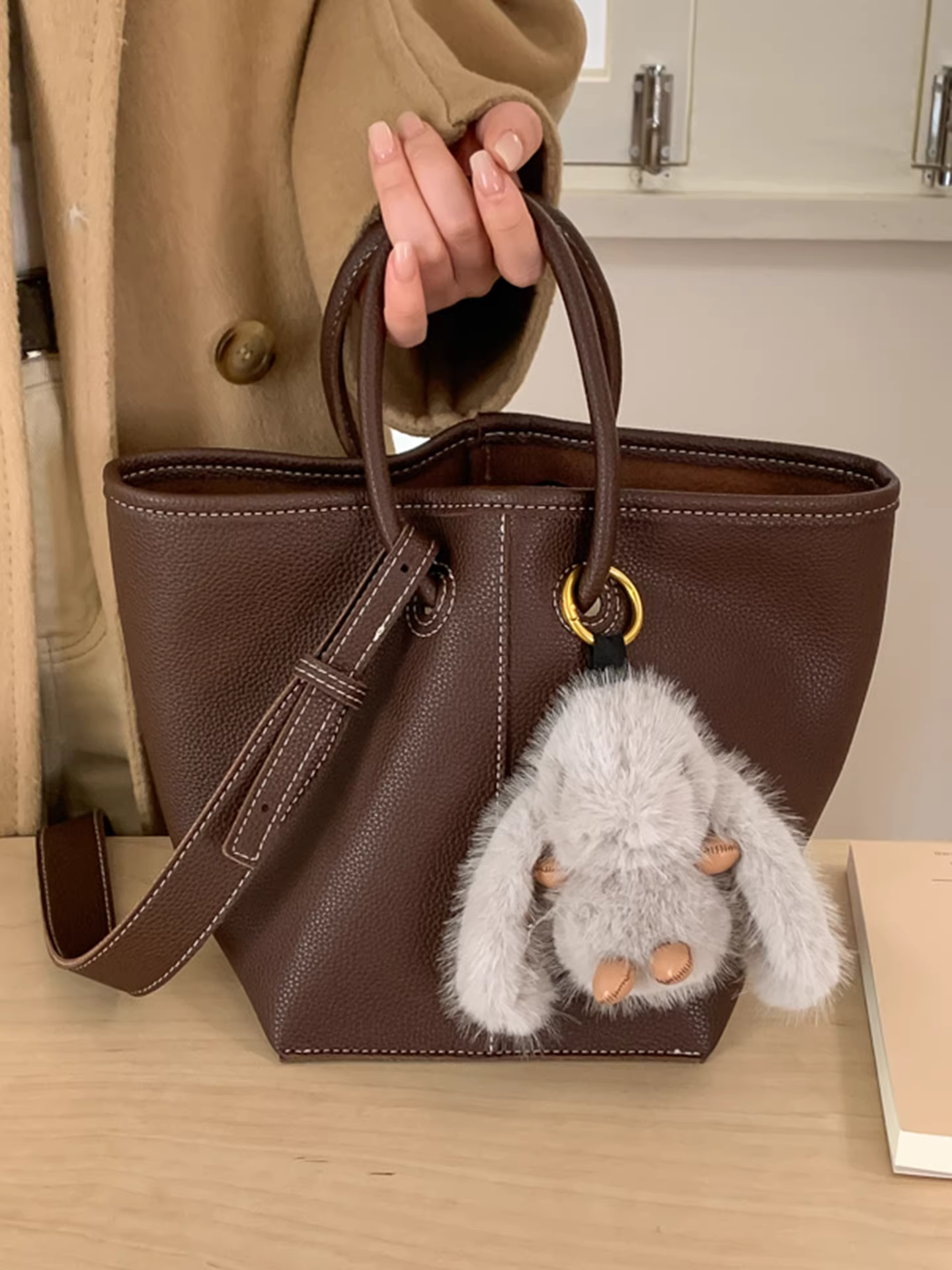 Những mẫu túi thời thượng được ưa chuộng năm nay dành cho nữ mùa thu đông 2025: túi đeo chéo vintage mới, túi mẹ và con gái, túi tote, túi bucket phong cách giản dị