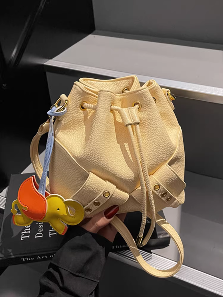 Túi nhỏ thời thượng dành cho nữ năm nay, mẫu thiết kế độc đáo mùa hè 2025, túi đeo chéo dạng xô có dây rút