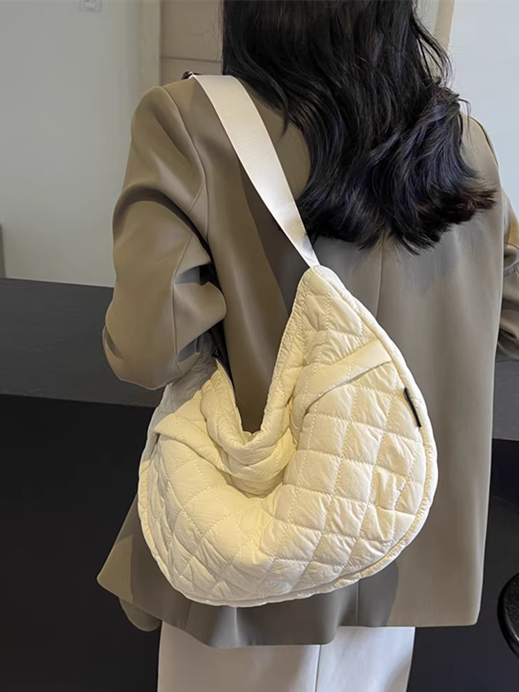 Túi nylon dành cho nữ, sức chứa lớn, túi đeo chéo mùa thu đông 2025 mới, túi đeo chéo cao cấp kiểu bánh bao may chần bông.