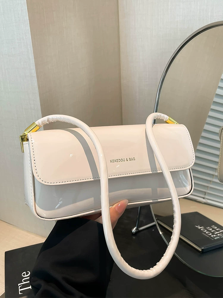Túi nhỏ cao cấp và thời trang dành cho nữ, mẫu thiết kế độc đáo năm 2025 bằng da bóng, đeo vai/nách, kiểu dáng túi gối Hàn Quốc.