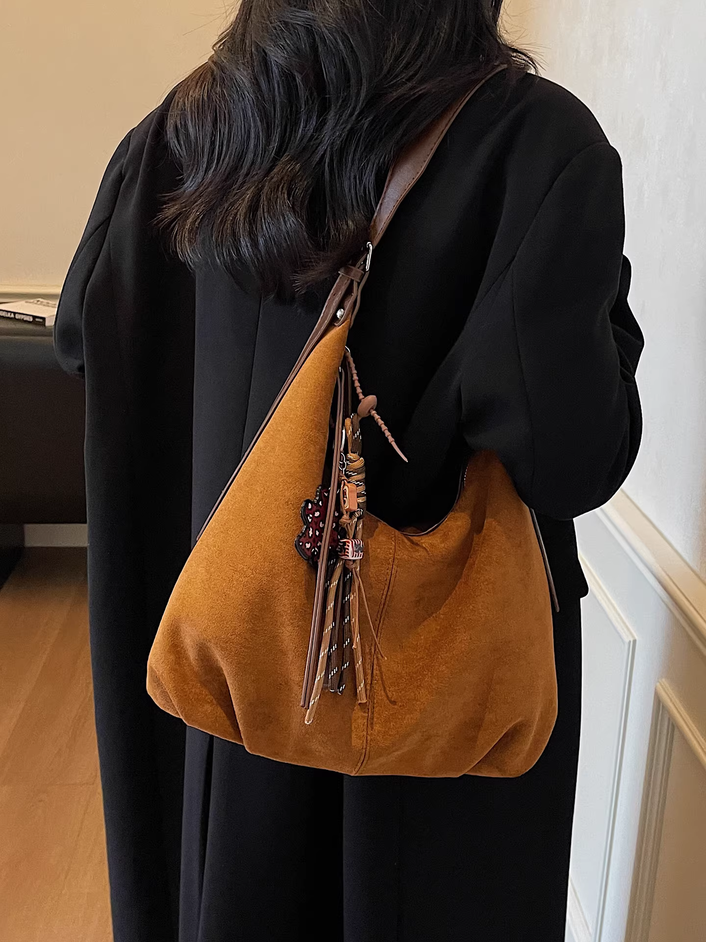 Túi da lộn nữ, dung tích lớn, mẫu mới thu đông 2025, túi đeo chéo retro mờ, túi bánh bao đi làm thường ngày