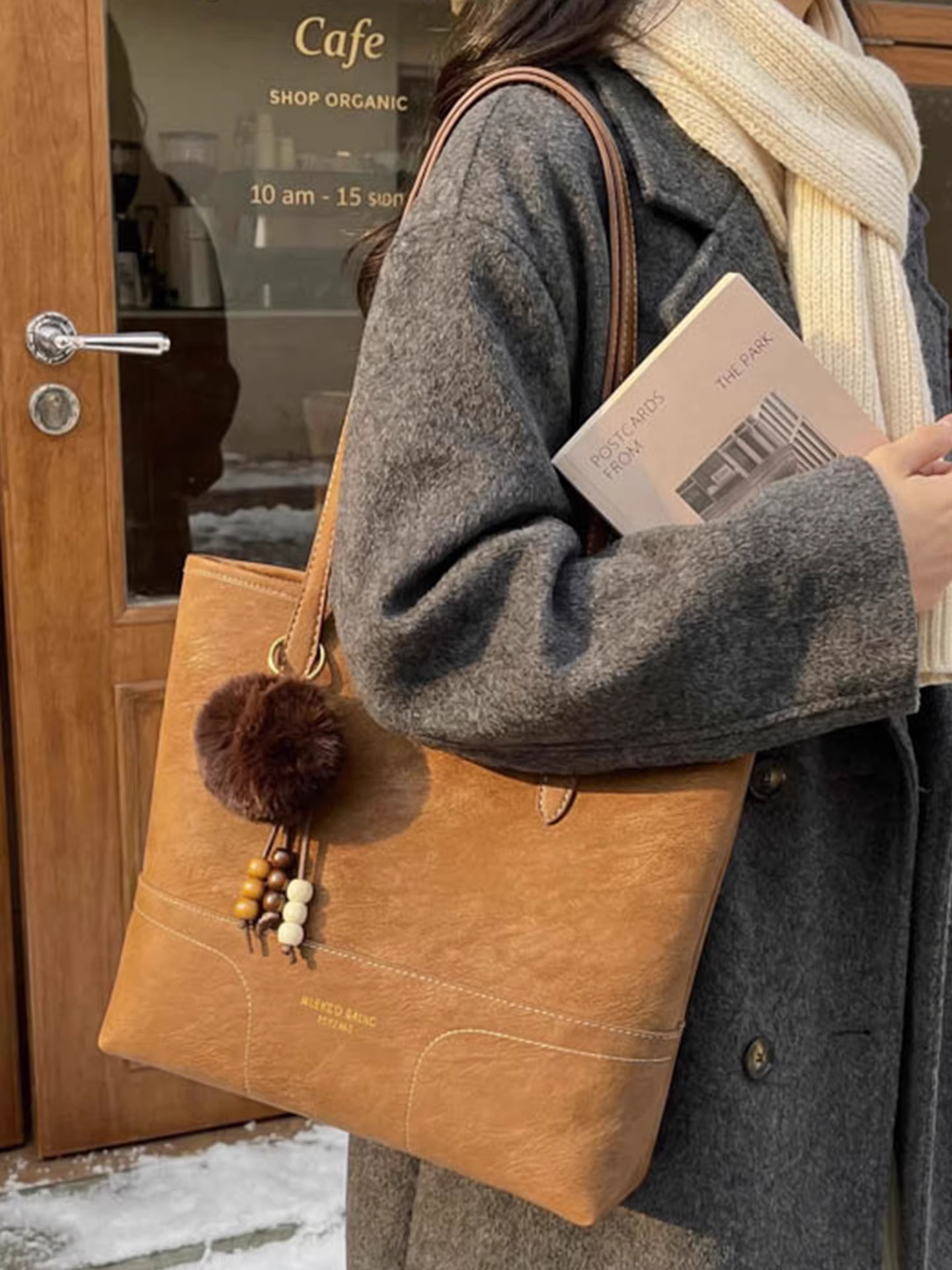 Túi tote rất thời trang dành cho nữ, sức chứa lớn, mẫu mới thu đông 2025, kiểu dáng cổ điển đa năng, túi đeo vai, thích hợp cho đi làm và đi chơi.