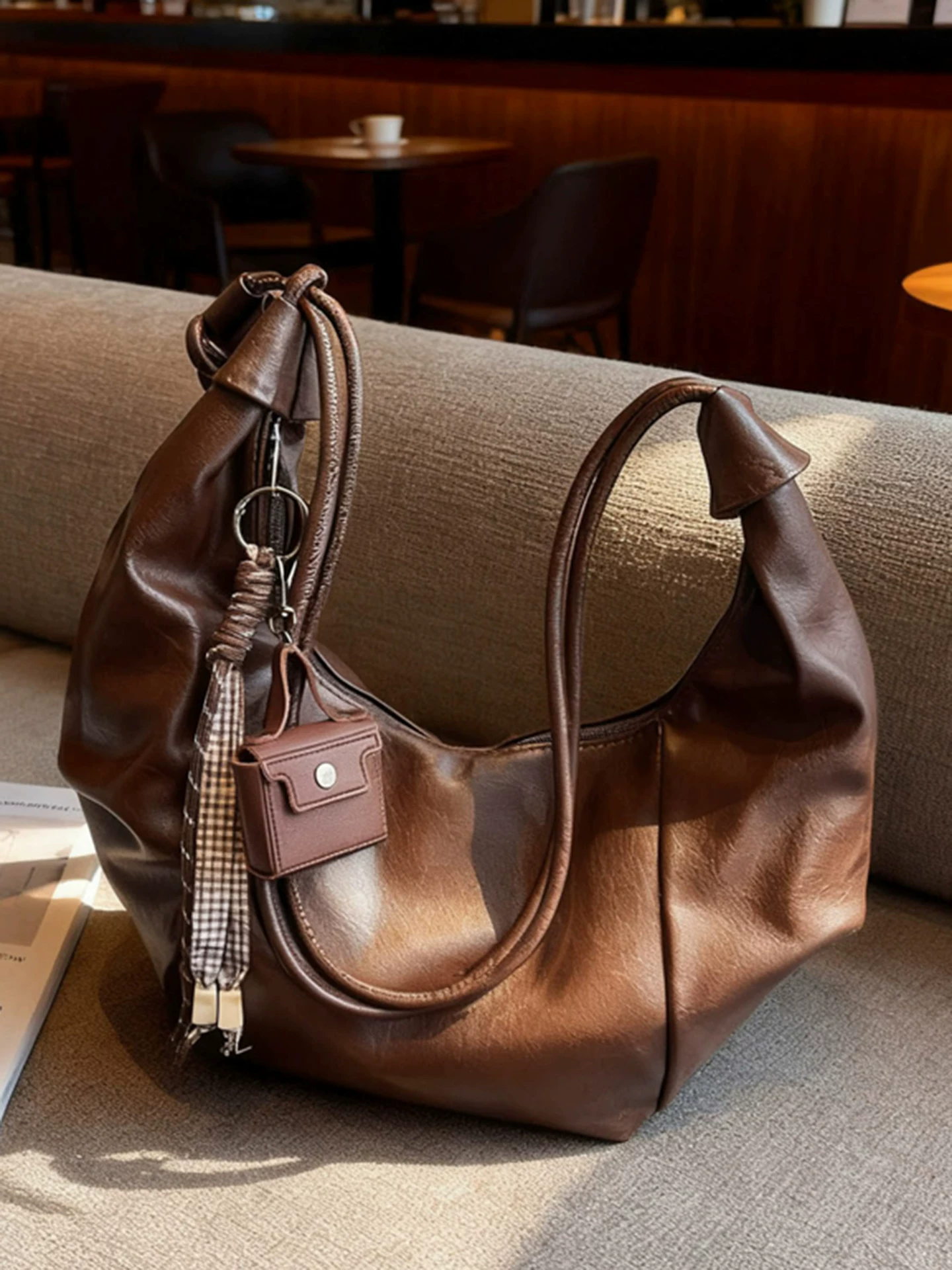 Túi xách thiết kế độc đáo dành cho nữ, dung tích lớn, mẫu mới thu đông 2025, kiểu dáng retro xếp ly, đeo chéo vai, túi bánh bao đi làm.