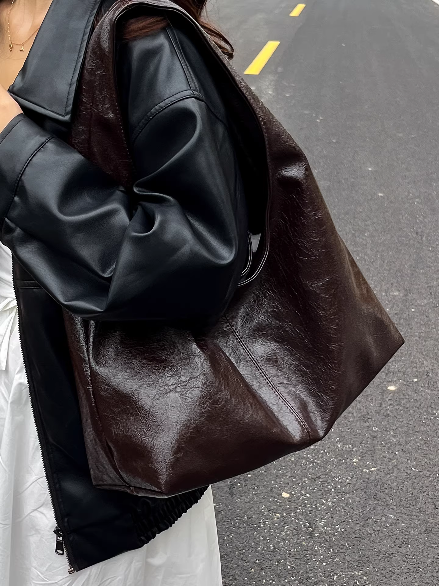 Túi xách cổ điển dành cho nữ, dung tích lớn, thiết kế độc đáo mùa thu đông 2025, túi đeo vai/nách, túi đi làm kiểu bánh bao.