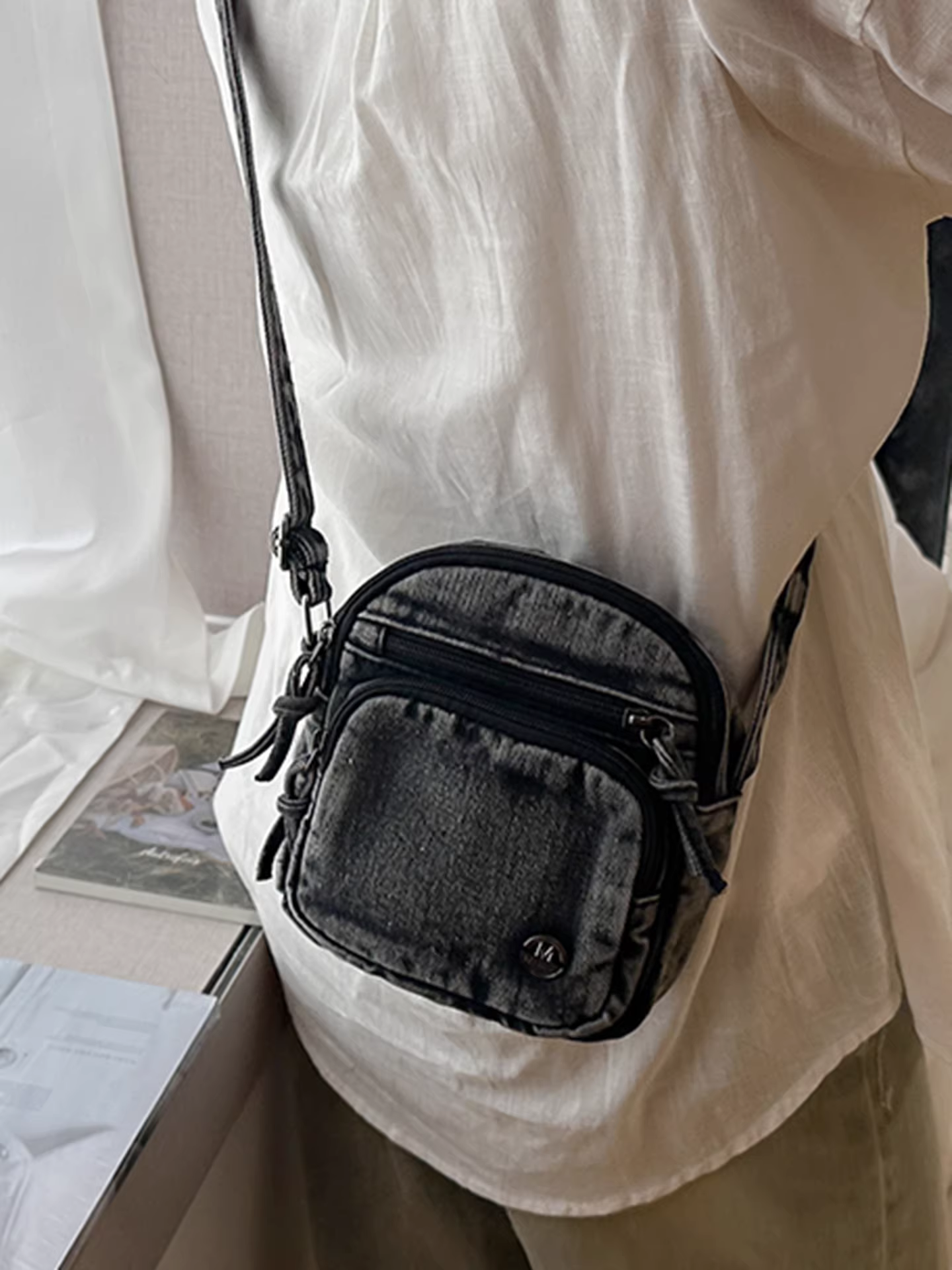 Túi denim nữ, mẫu mới hè 2025, thiết kế độc đáo, đeo chéo một bên vai, túi điện thoại thời trang cao cấp.