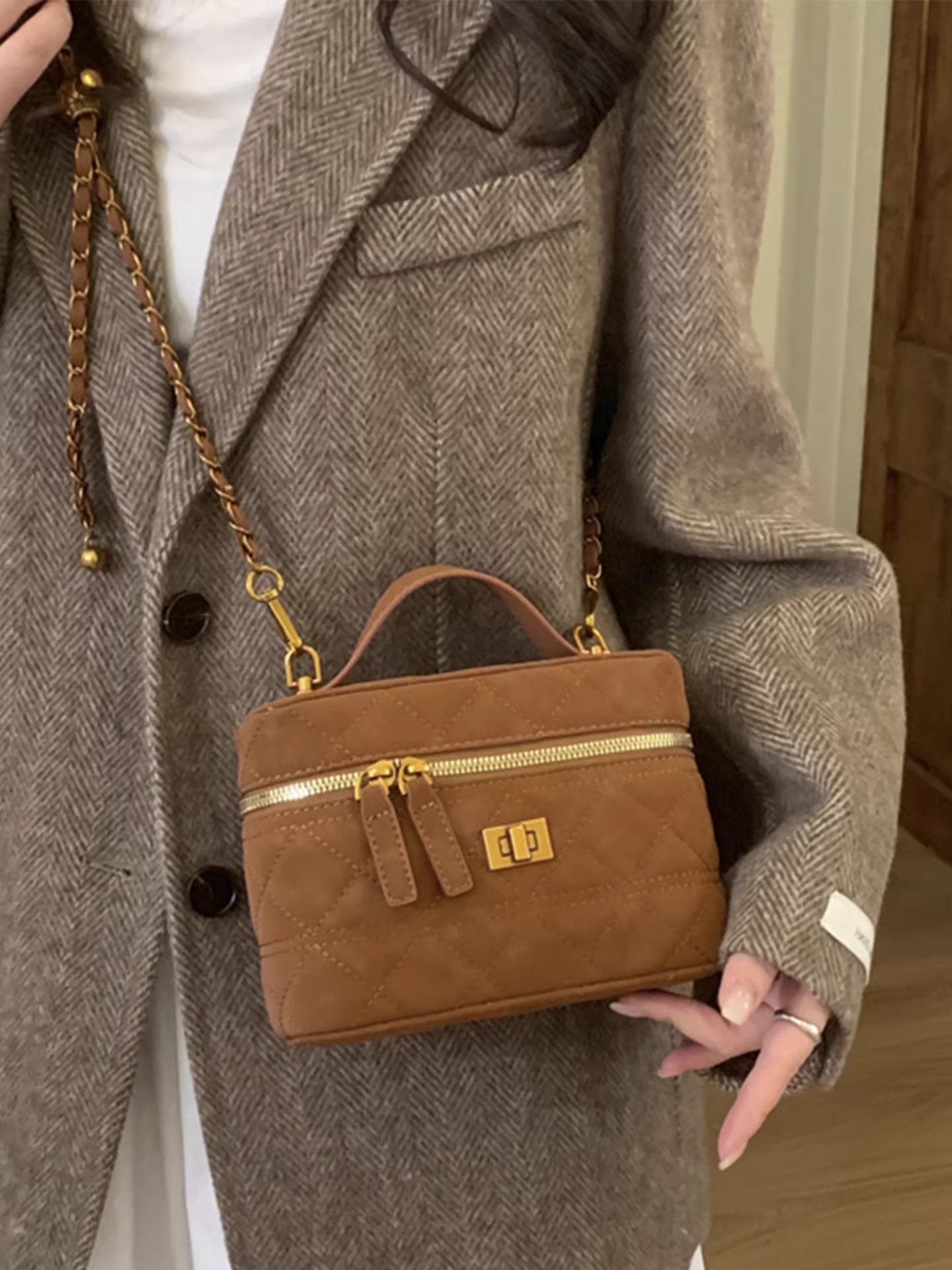 Túi xách nữ cao cấp, phong cách retro thu đông 2025, kiểu mới, phối dây xích, đeo chéo, túi đeo vai, túi bucket đang thịnh hành