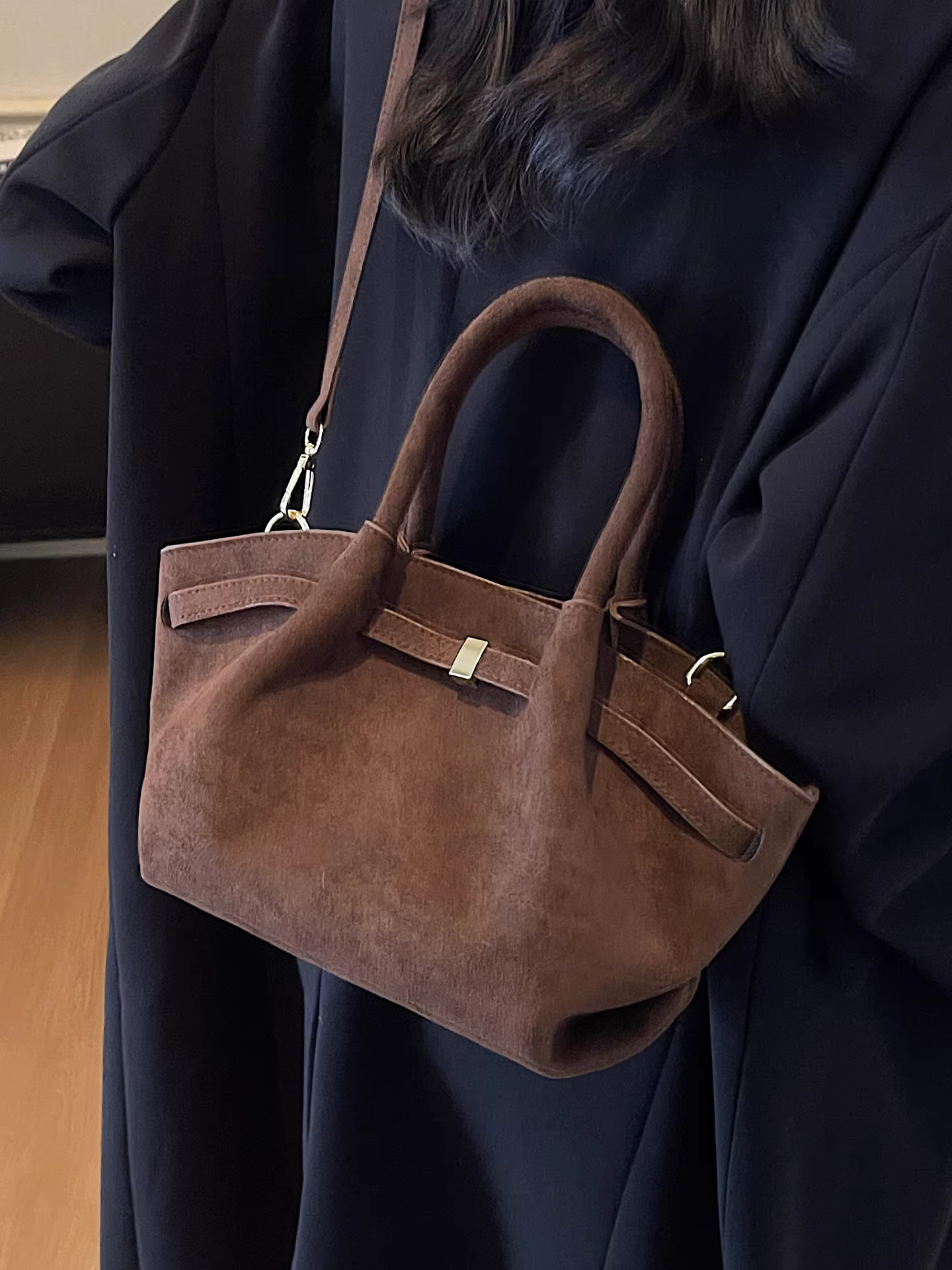 Túi đeo chéo nữ phong cách retro, chất liệu mờ, dung tích lớn, thiết kế độc đáo mùa thu đông 2025, túi tote xếp ly đi làm