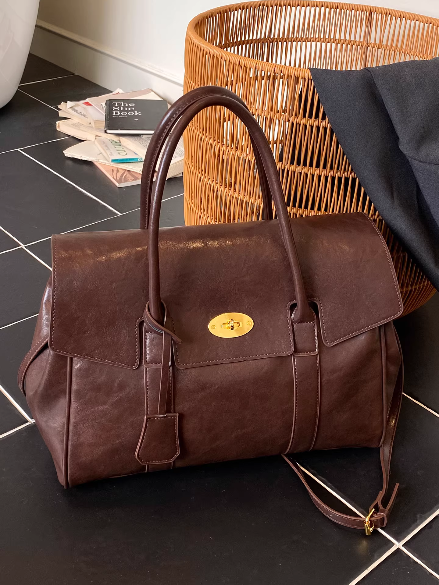 Túi xách retro cỡ lớn dành cho nữ, đa năng trong mùa thu đông, mẫu túi đeo vai thời trang mới năm 2025, túi tote đi học