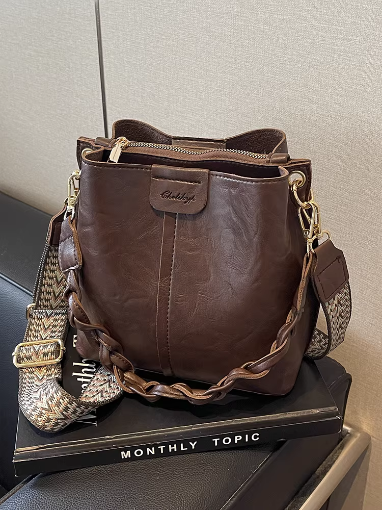 Túi xách nữ kiểu mới 2025, túi đeo vai dáng xô thời trang thu đông, thiết kế retro độc đáo, dây đeo rộng, đeo chéo