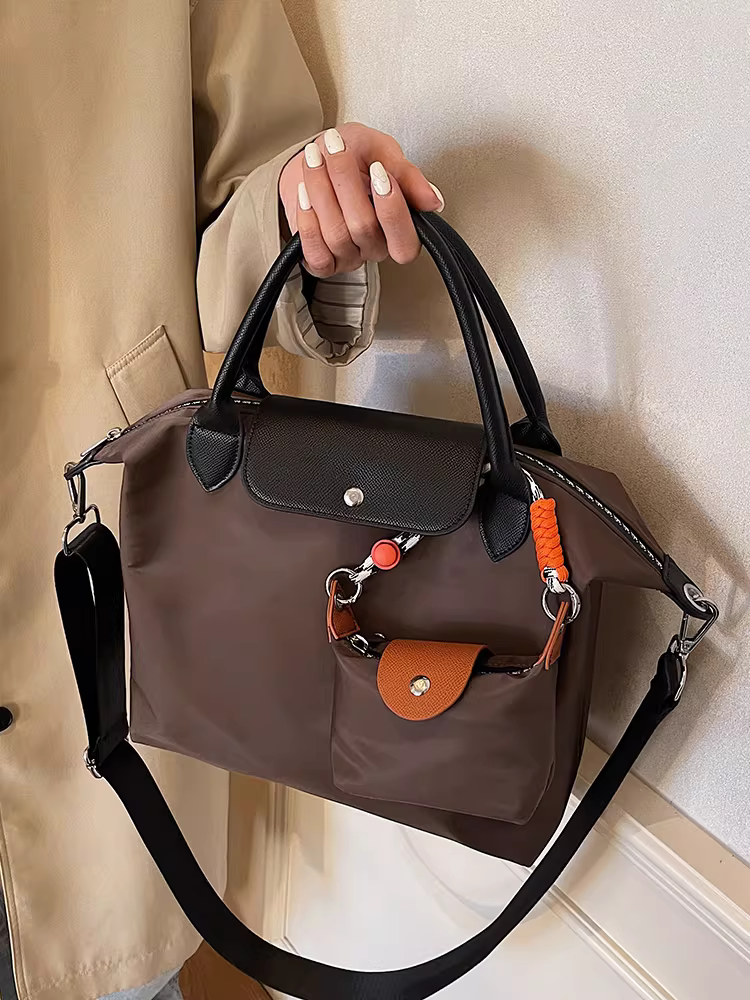 Túi nylon dành cho nữ, sức chứa lớn, túi đeo chéo đa năng thu đông 2025, túi xách đi học và đi làm.