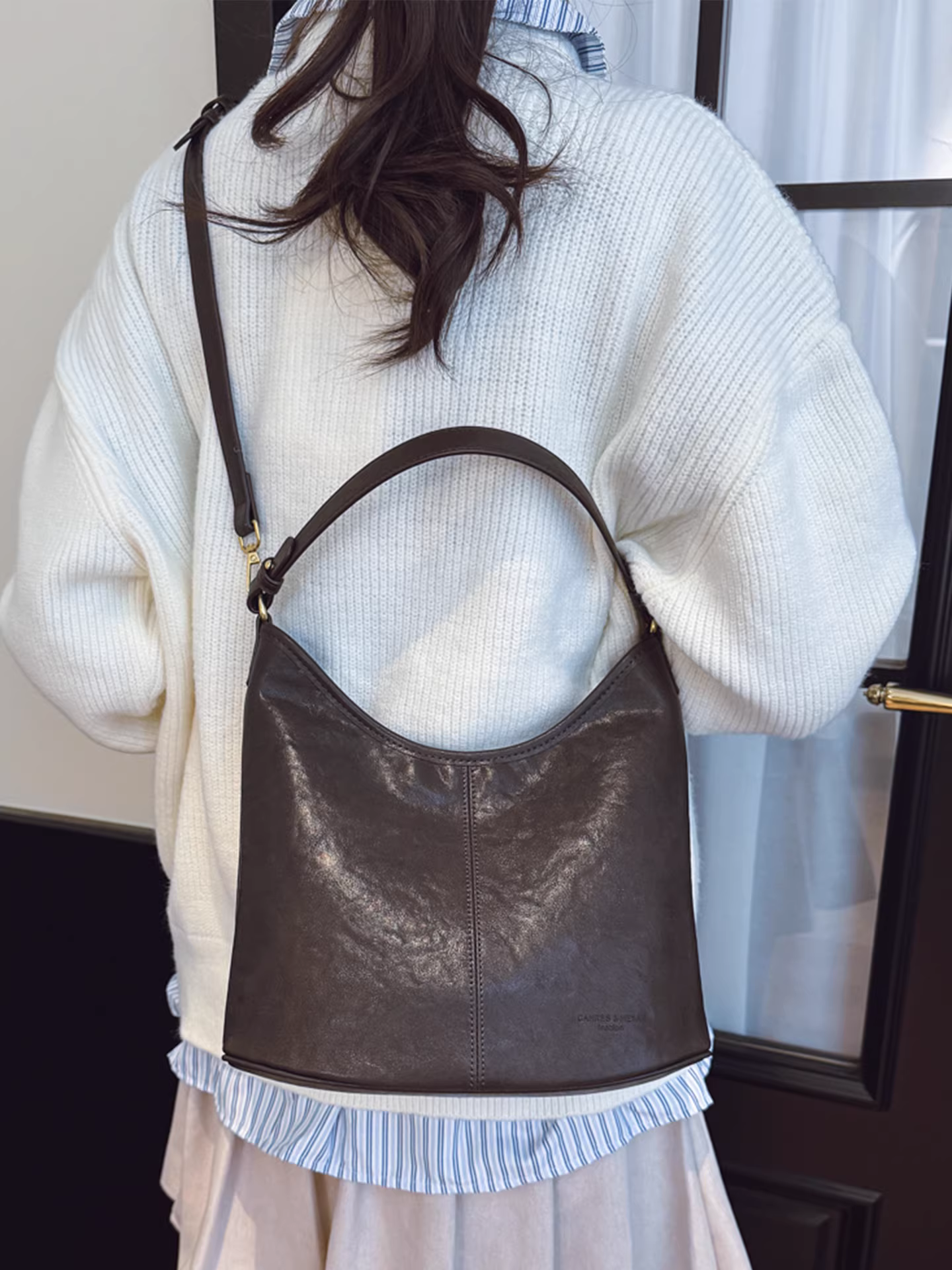 Túi đeo chéo retro dung tích lớn dành cho nữ, đa năng cho mùa thu đông, mẫu mới 2025, túi đeo vai thường ngày, túi đeo chéo kiểu xô tiện dụng.