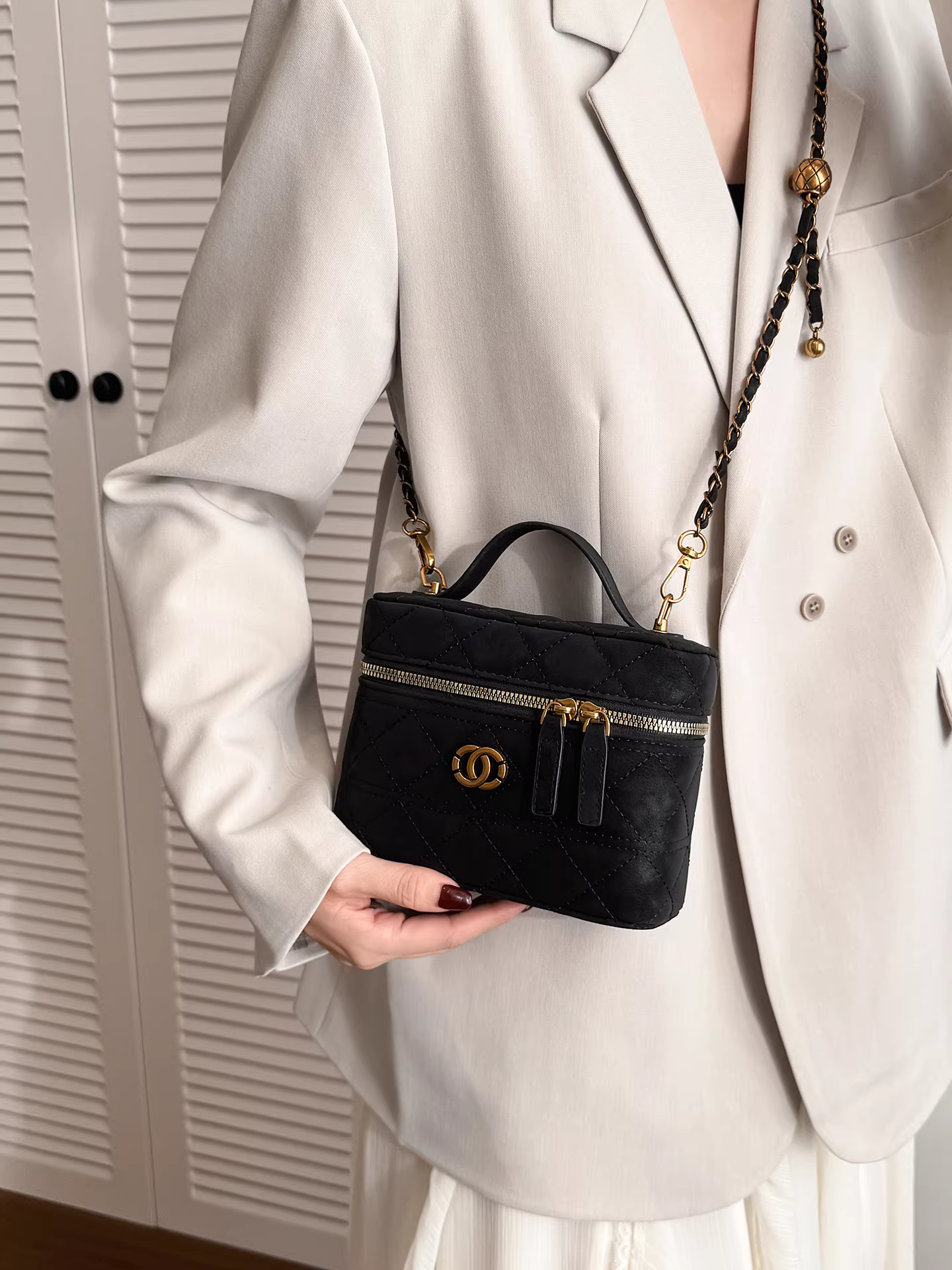 Túi xách retro cao cấp dành cho nữ, kiểu mới thu đông 2025, túi đeo chéo dây xích may chần, túi bucket đang thịnh hành.