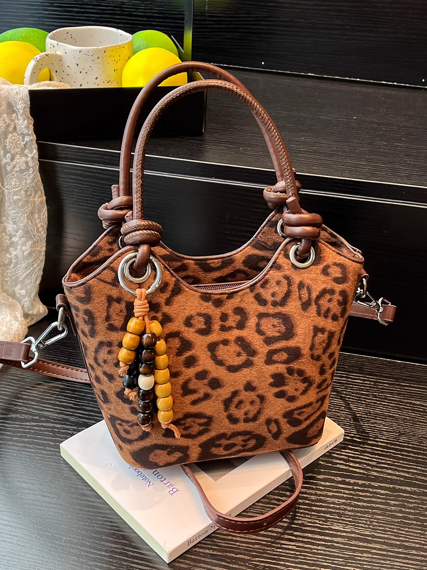 Túi nhỏ da lộn họa tiết báo dành cho nữ, mẫu mới thu đông 2025, túi đeo chéo vai kiểu retro mờ, túi bucket đang thịnh hành