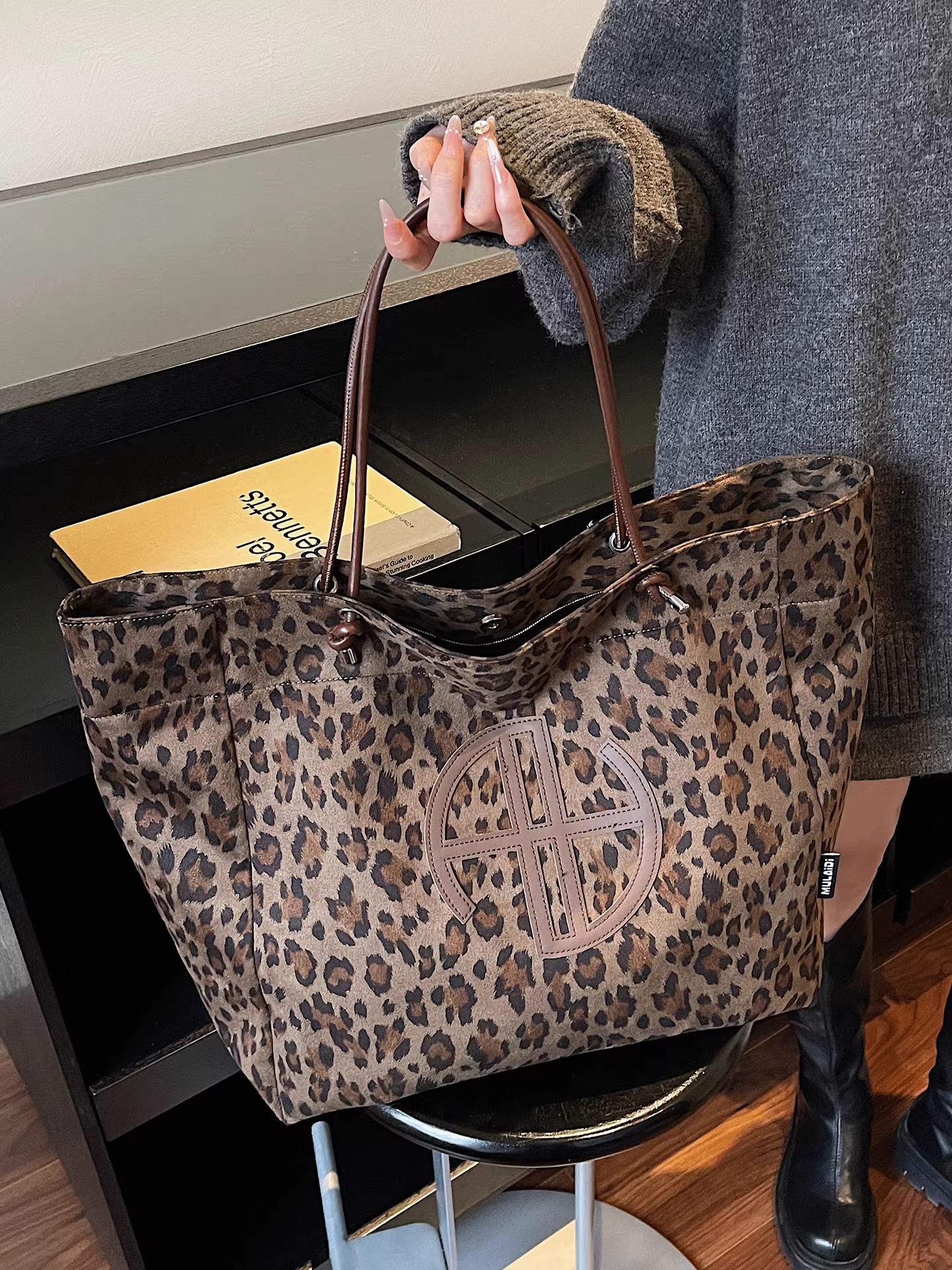 Túi da lộn họa tiết báo dành cho nữ, dung tích lớn, mẫu mới thu đông 2025, đa năng, phong cách retro, túi đeo vai, túi tote đi làm