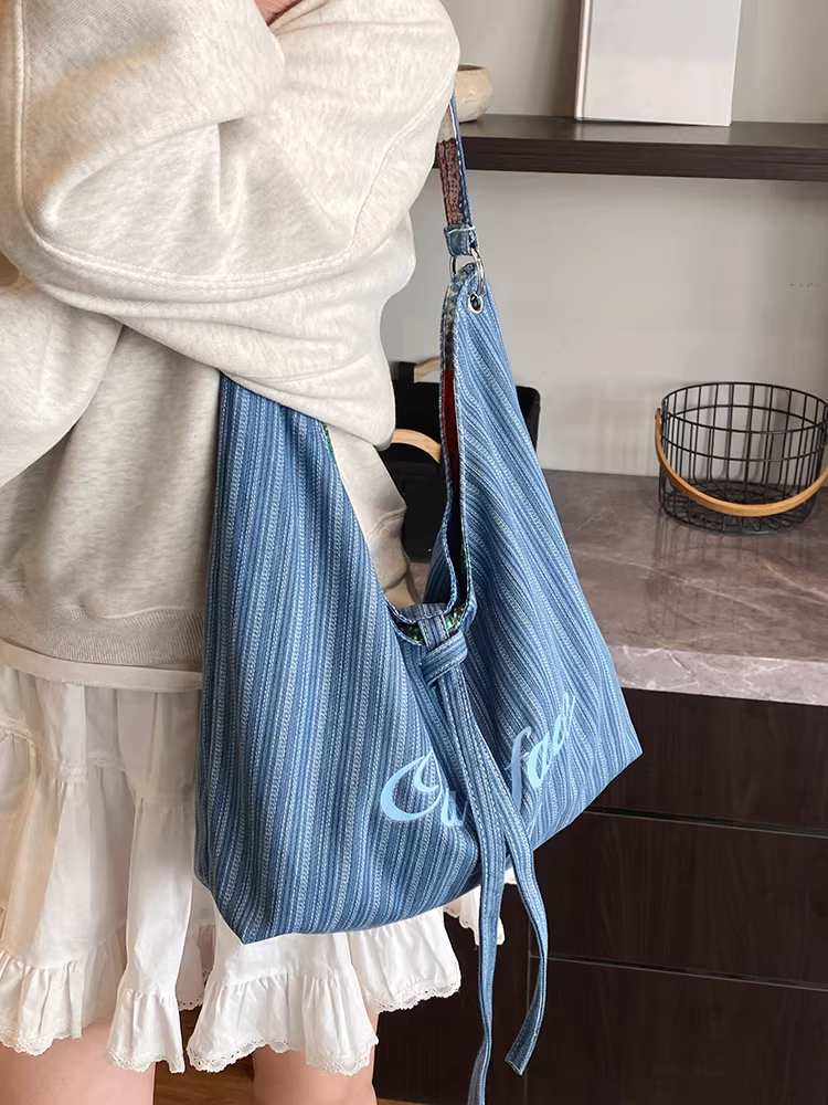 Túi denim nữ, dung tích lớn, kiểu mới 2025, phong cách mùa hè năng động, túi đeo vai, túi vải sọc, túi tote thời trang