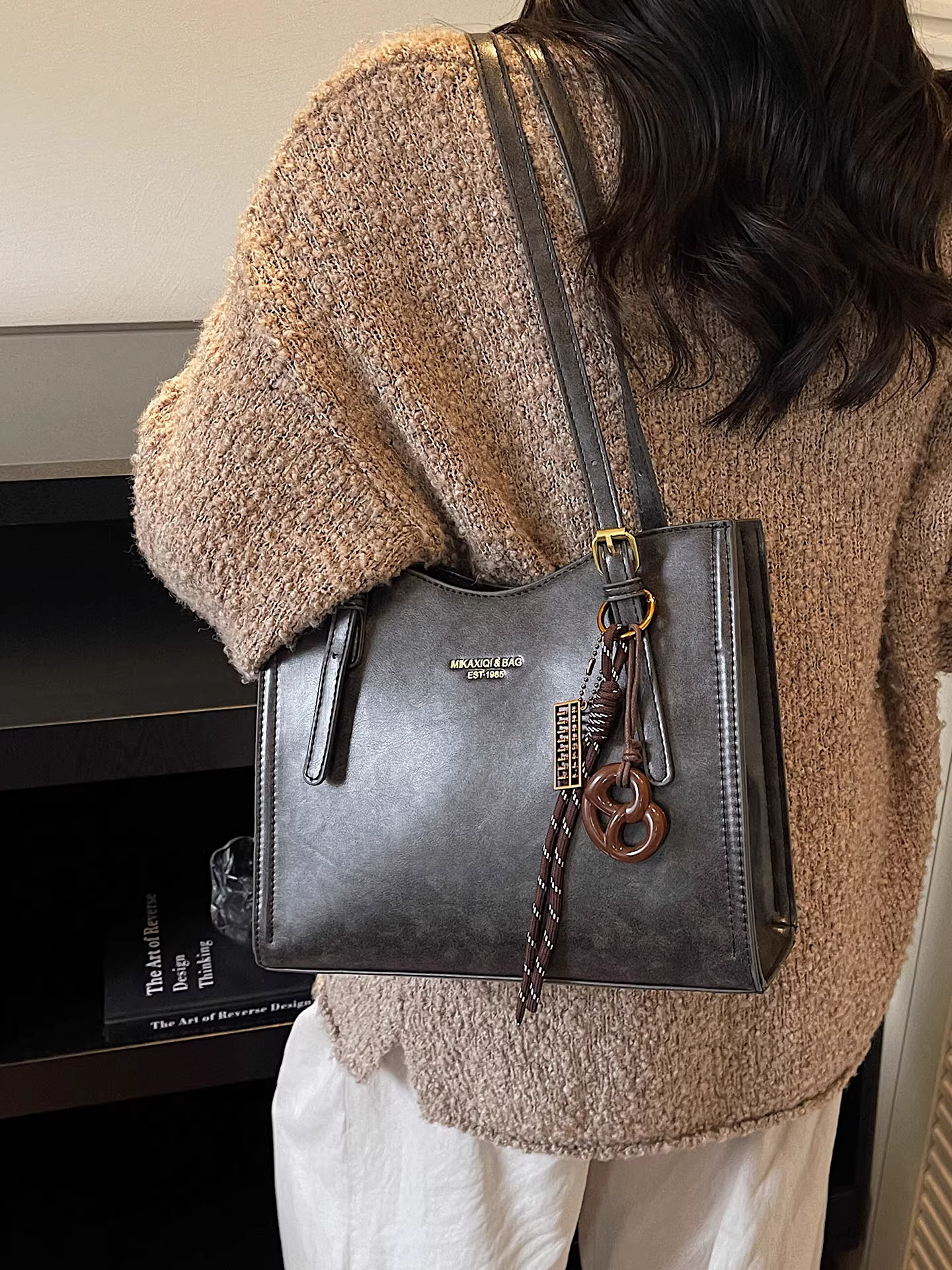 Túi đeo chéo nữ retro, dung tích lớn, mẫu mới thu đông 2025, đa năng, đơn giản, thích hợp đi làm và phối đồ công sở.