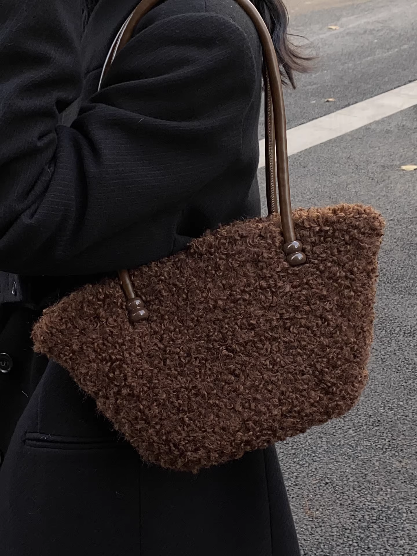 Túi xách lông mềm mại dành cho nữ, dung tích lớn, mẫu mới thu đông 2025, đa năng, túi đeo vai lông thú, túi kẹp nách dành cho học sinh đi học, túi tote.